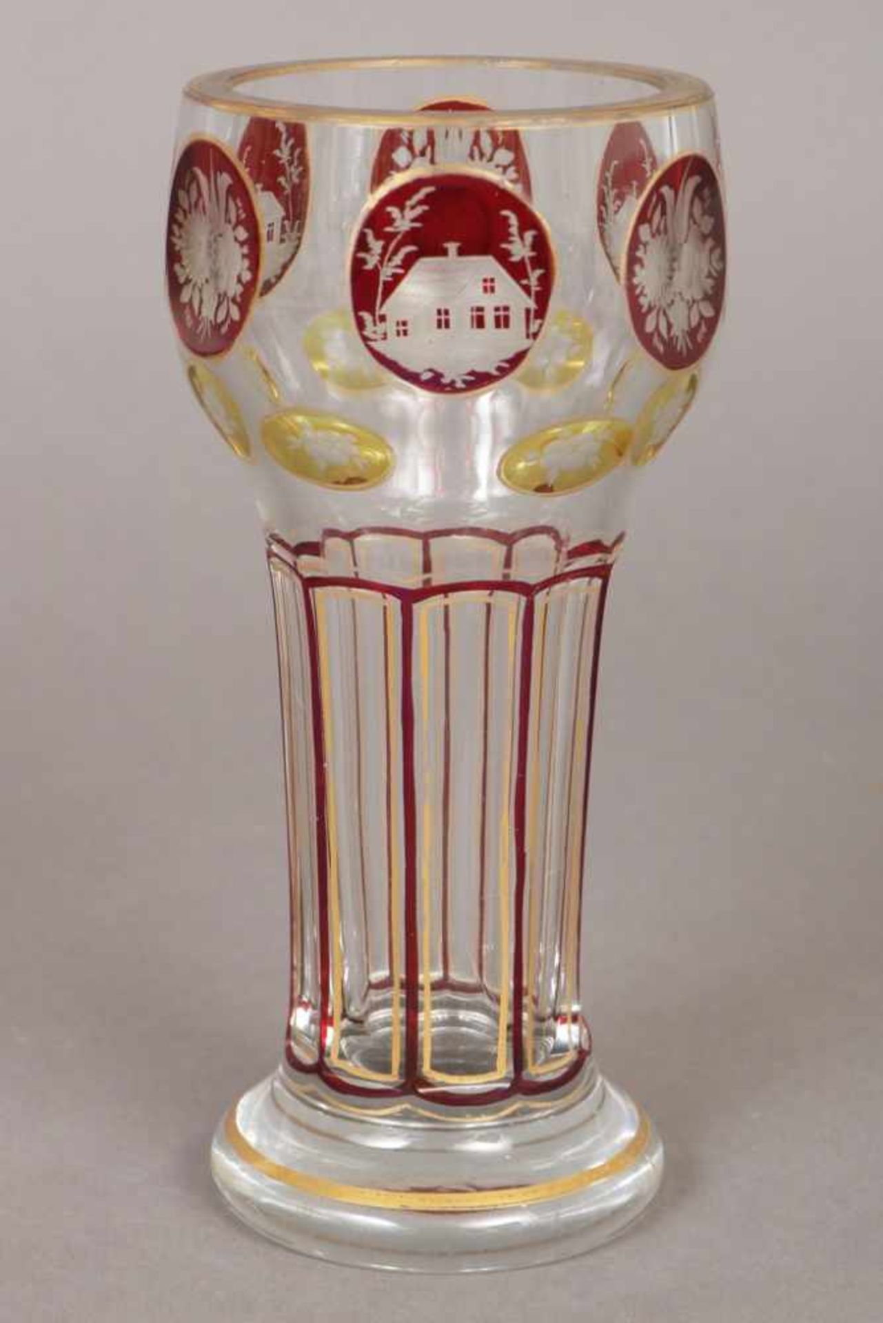 Böhmisches Pokalglas des 19. Jhdts. farbloses Kristall mit gelb-roten Reserven mit Floral- und