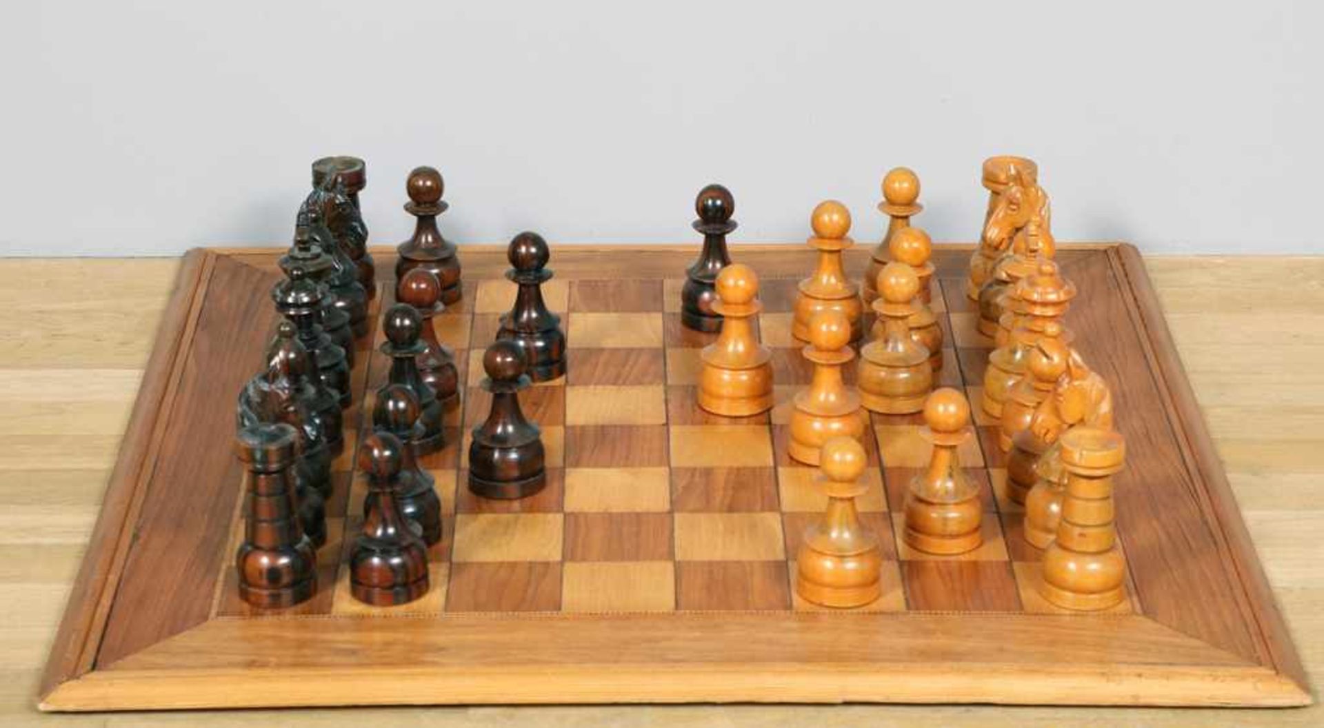 Großes Schach-Set (sogenanntes ¨garden chess¨) Figuren aus Birnen- und Rosenholz im Stile Jaques