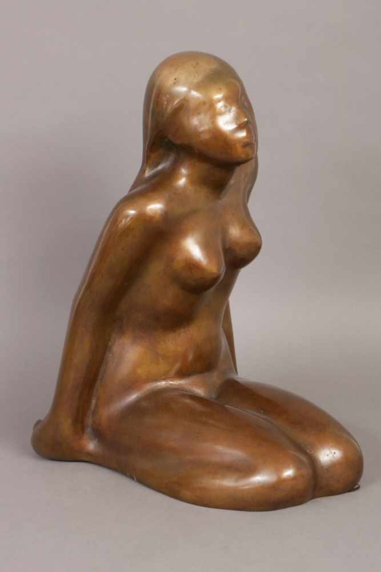 HANS WERNER KÖNECKE (1940) Bronzefigur ¨Knieende¨ patiniert, Entwurf für Uwe Barschel, auf linkem