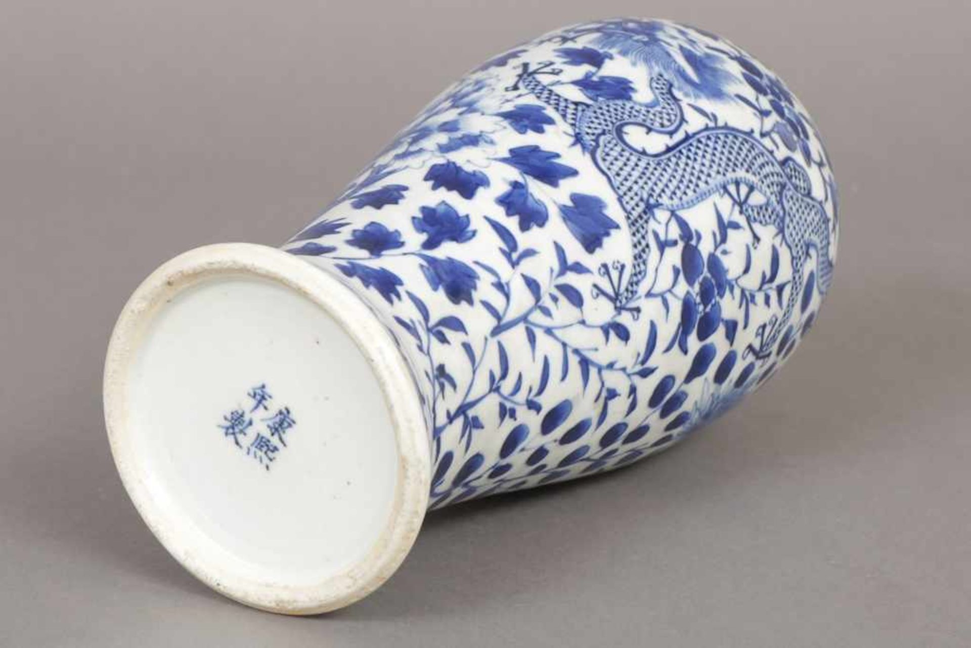 Chinesische Meiping-Vase Porzellan, hell glasiert, mit Drachen-, Päonien- und Blätterdekor in - Bild 2 aus 2