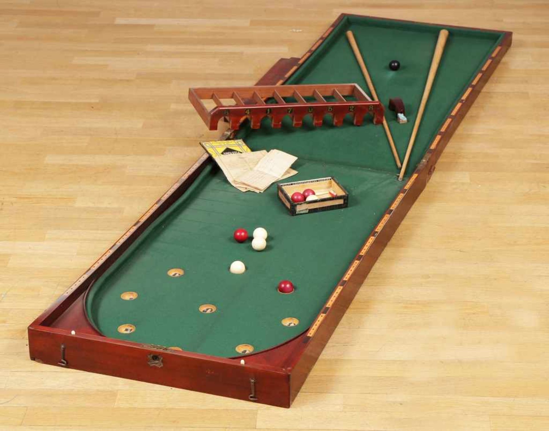 Tisch-Billard ¨Bagatelle¨ England, um 1900 (Edwardian), aufklappbarer Mahagoni-Korpus, grüner