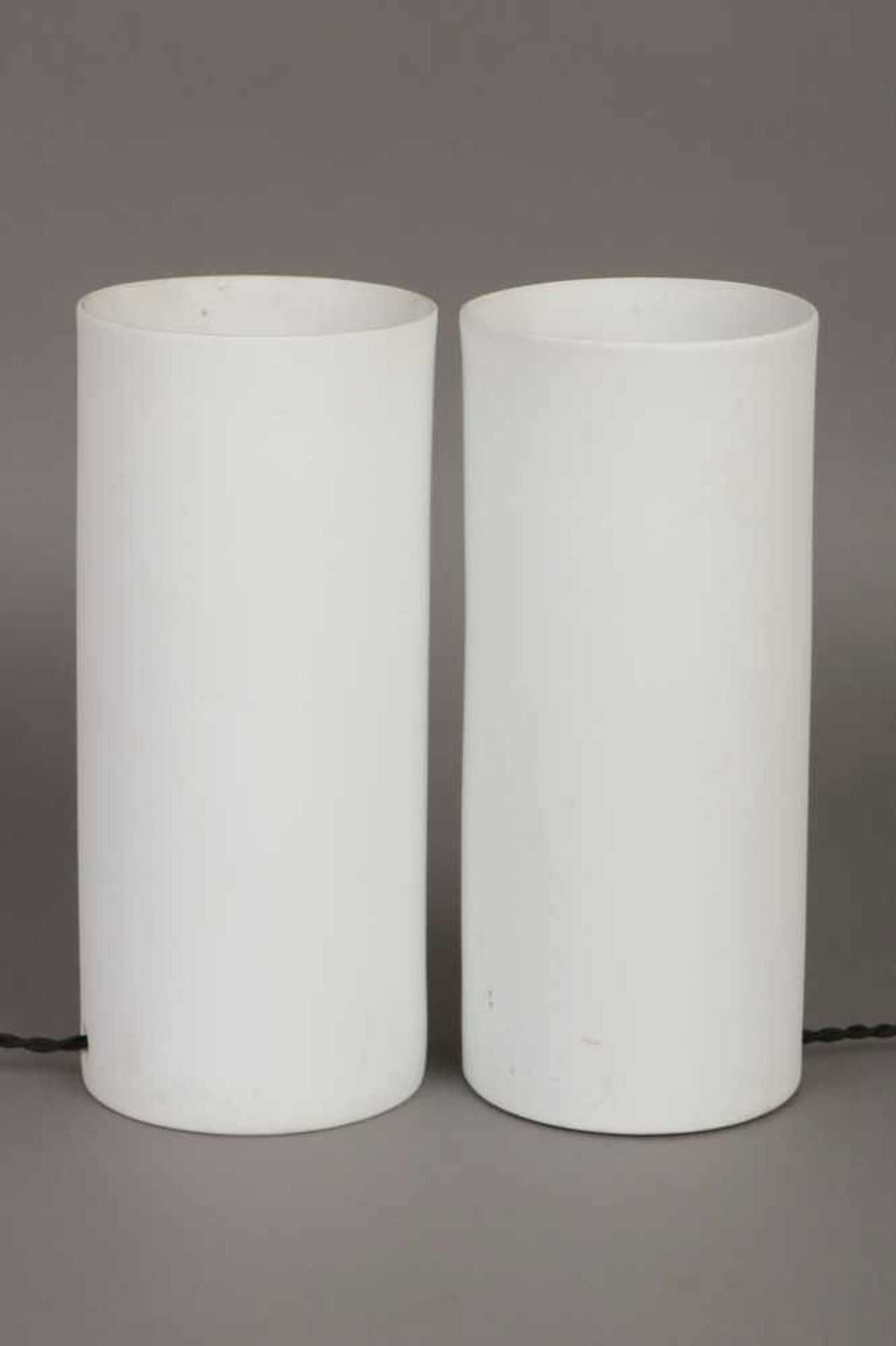 Paar (wohl) JOST DE VRIEND Tischlampen heller Keramik-Korpus, zylindrische Form, 1 elektrische