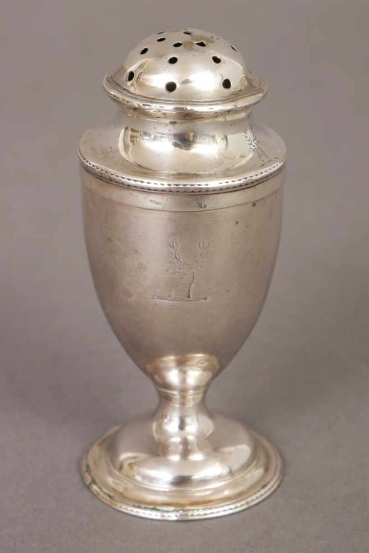 Silber-Salzstreuer Sterling Silber, London, 1826, baluste4rförmig, auf gedrehtem Rundfuß,
