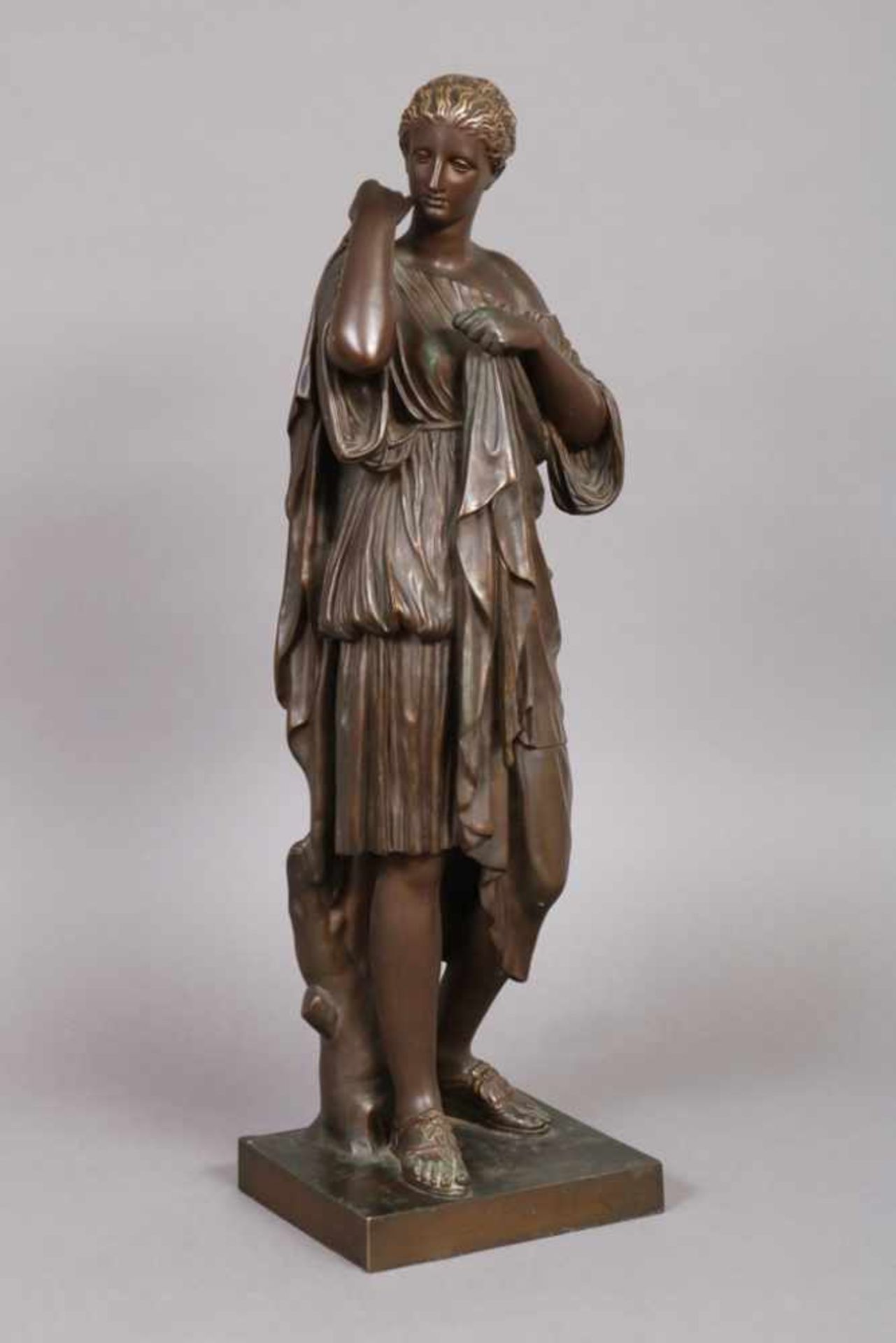 Bronzefigur ¨Stehende weibliche Figur in wallendem Umhang¨ im Stile der Antike braun und gold