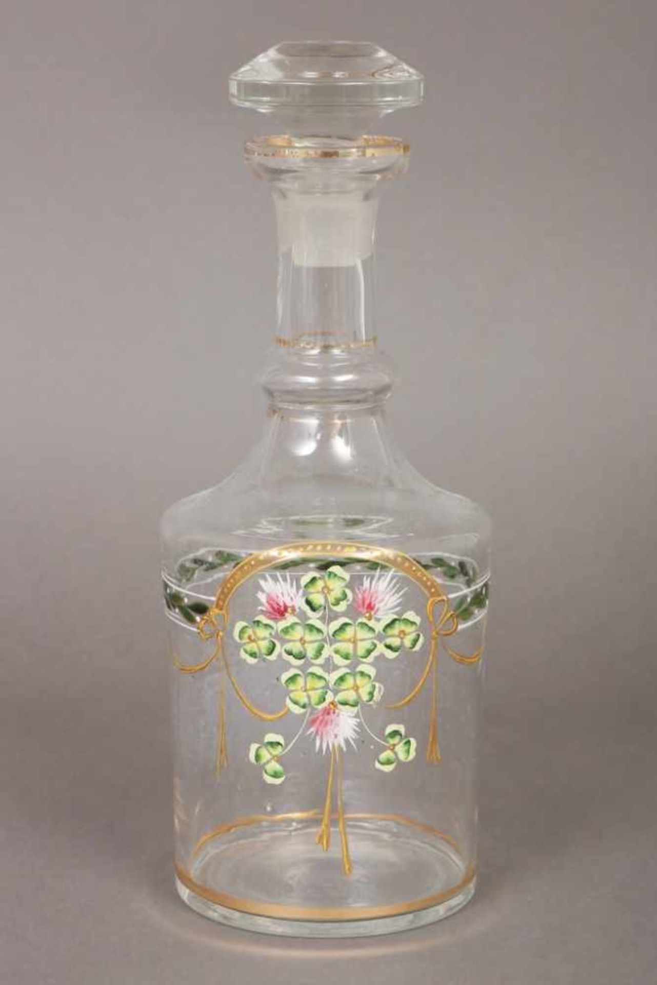 Karaffe farbloses Glas, um 1900, mit Emaillemalerei ¨Festonen mit vierblättrigen Kleeblättern¨,