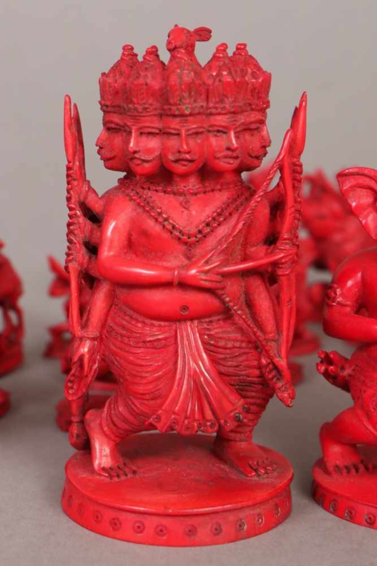 Schachfiguren ¨Hinduistische Gottheiten¨ (Ravana, Rama u.a.) Figuren Bein, geschnitzt, teilweise rot - Image 3 of 3