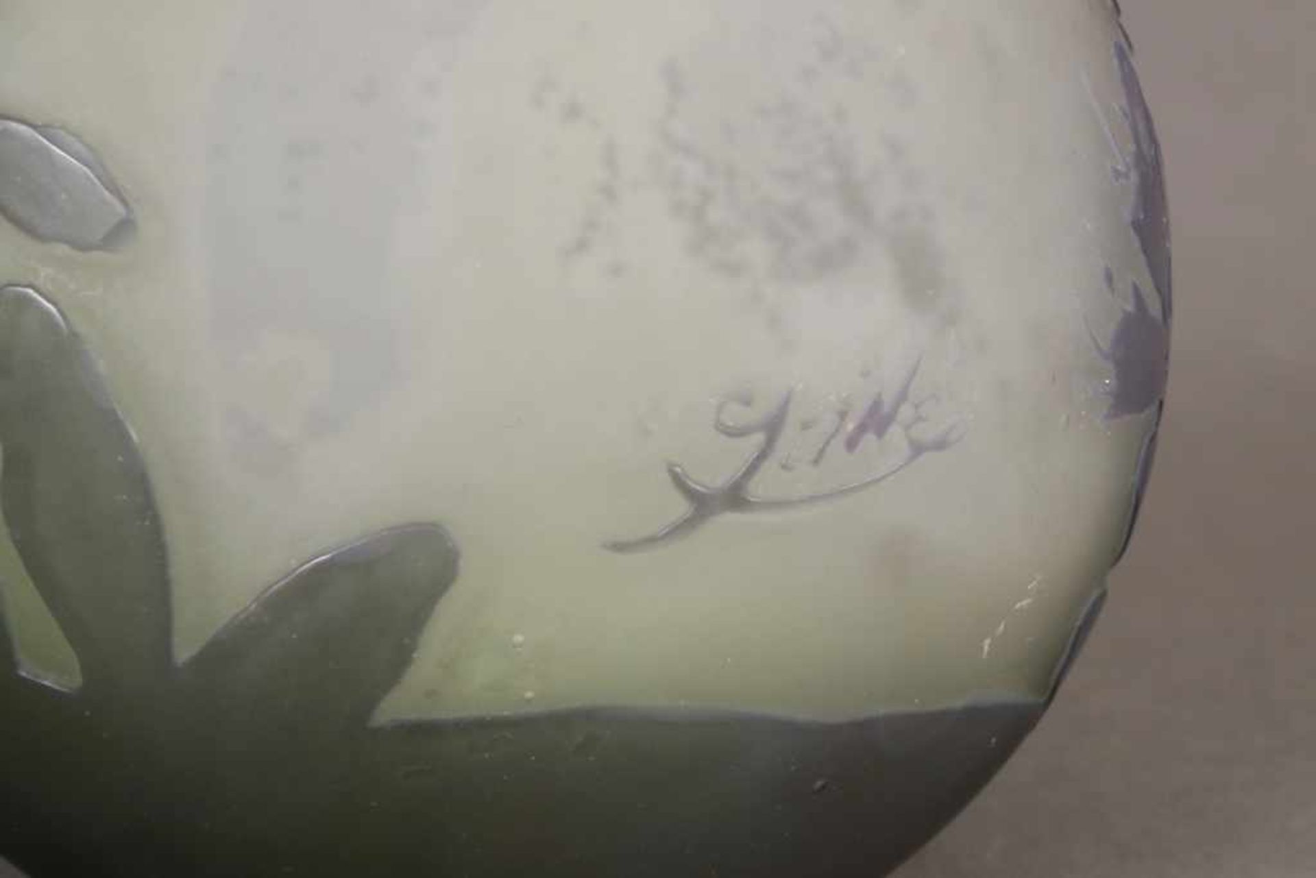 ÉMILE GALLÉ Ziervase grünes, violett überfangenes Glas, geschliffen und geätzt, bauchiger Korpus mit - Bild 3 aus 3