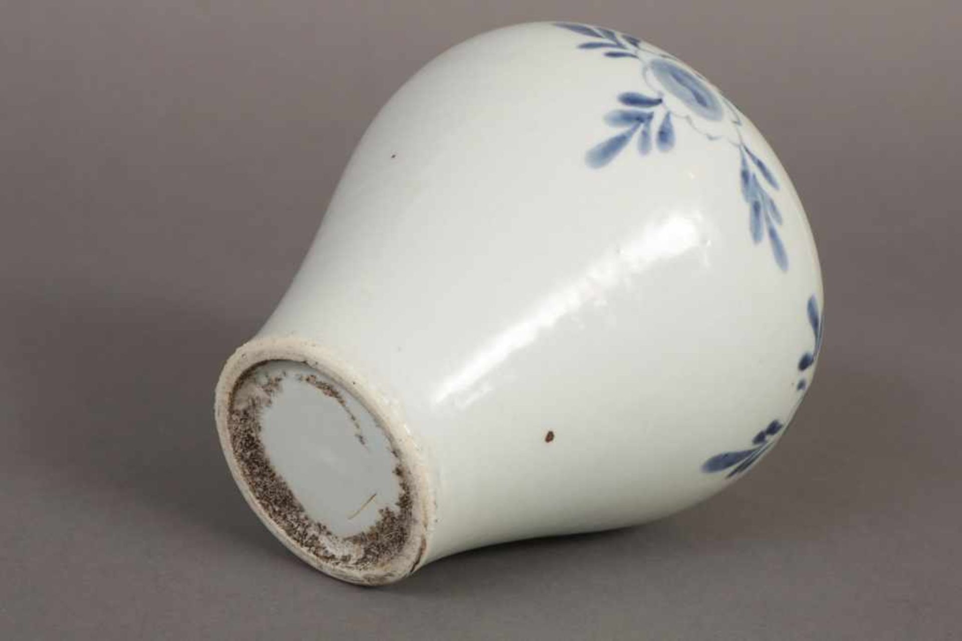 Asiatische Porzellanvase wohl Korea, hochbauchiger, urnenförmiger Korpus, Wandung mit sparsamer - Bild 2 aus 2
