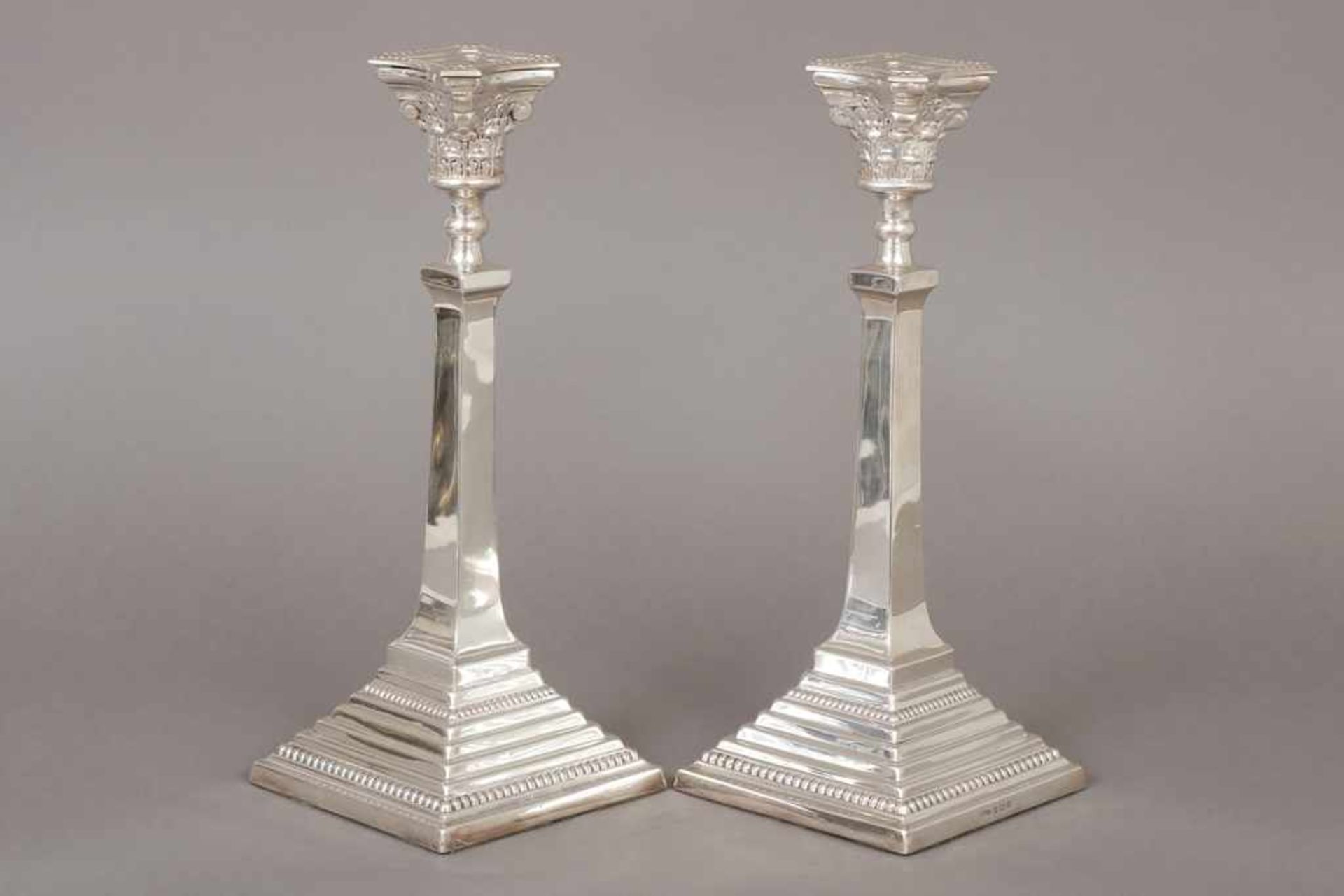 Paar Kerzenleuchter Sterling Silber, Birmingham, B.G. & Co., wohl 1913, Tüllen in Kapitellform auf