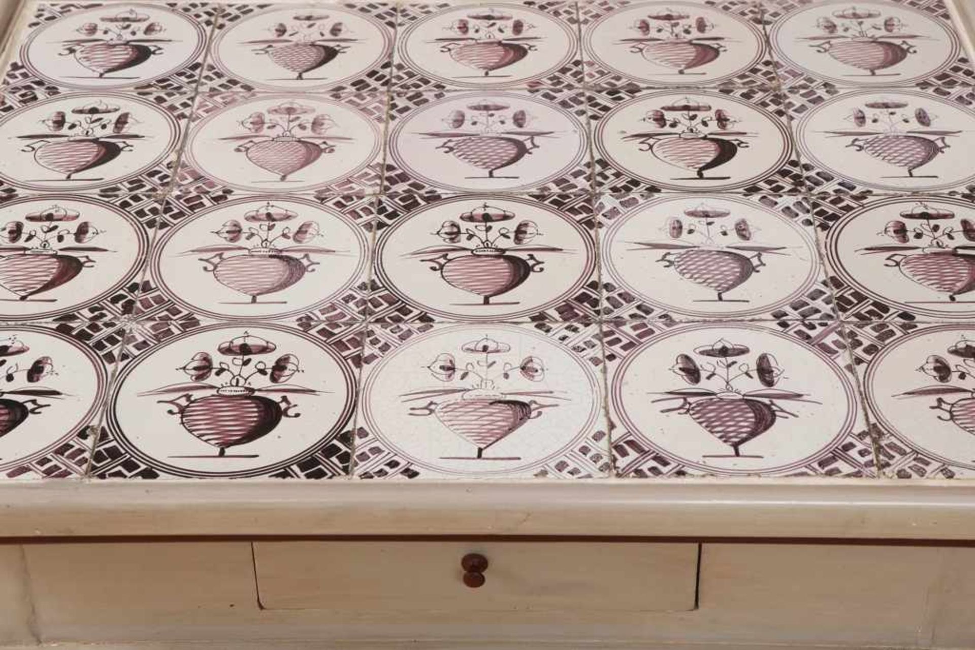 Sogenannter Tee-Tisch im friesischen Stil grau-rot gefasst, Deckplatte mit magentafarbenen Kacheln - Bild 2 aus 2