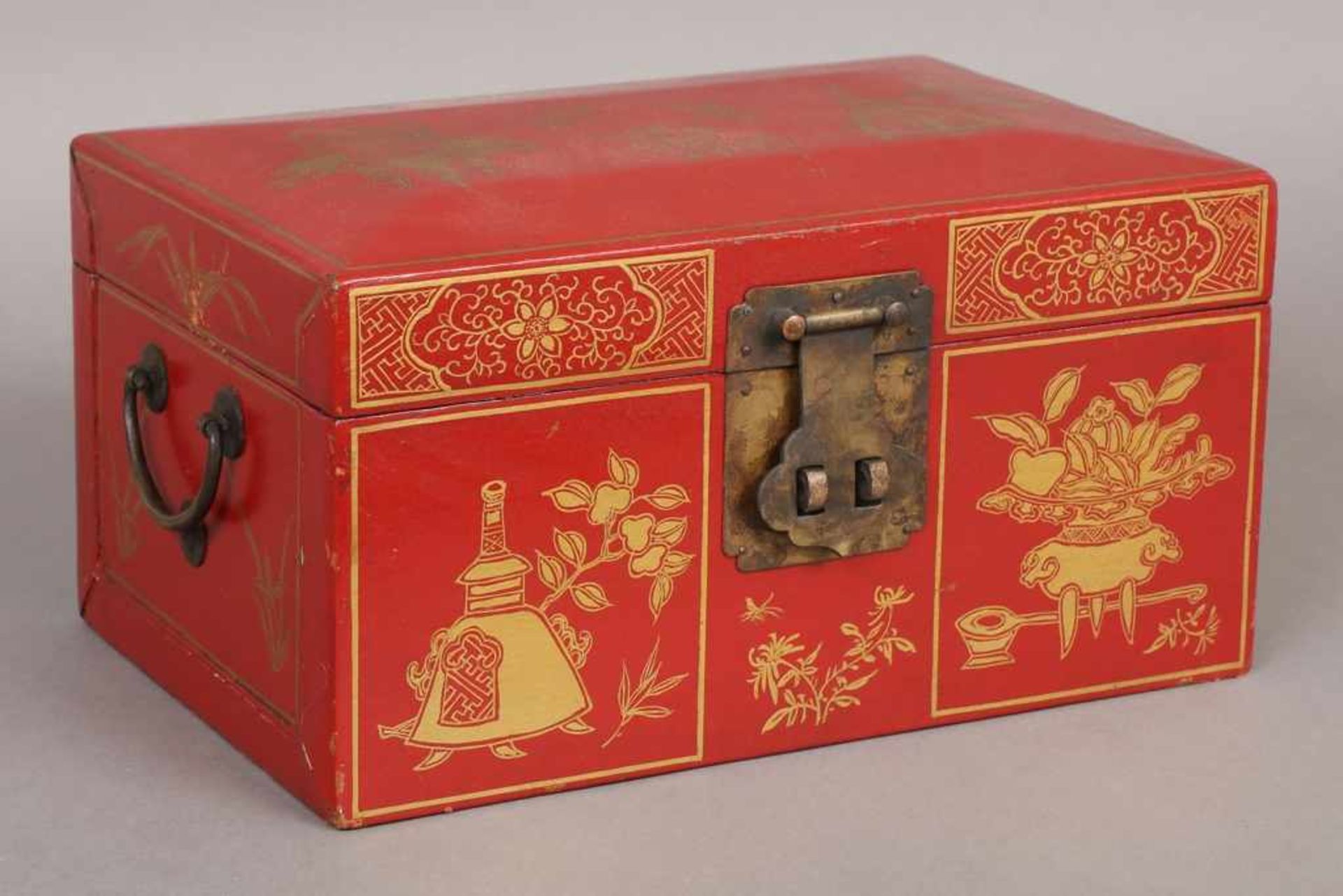 Chinesische Holzschatulle beledert und rot lackiert, Scharnierdeckel, 2 seitliche Bügelgriffe (