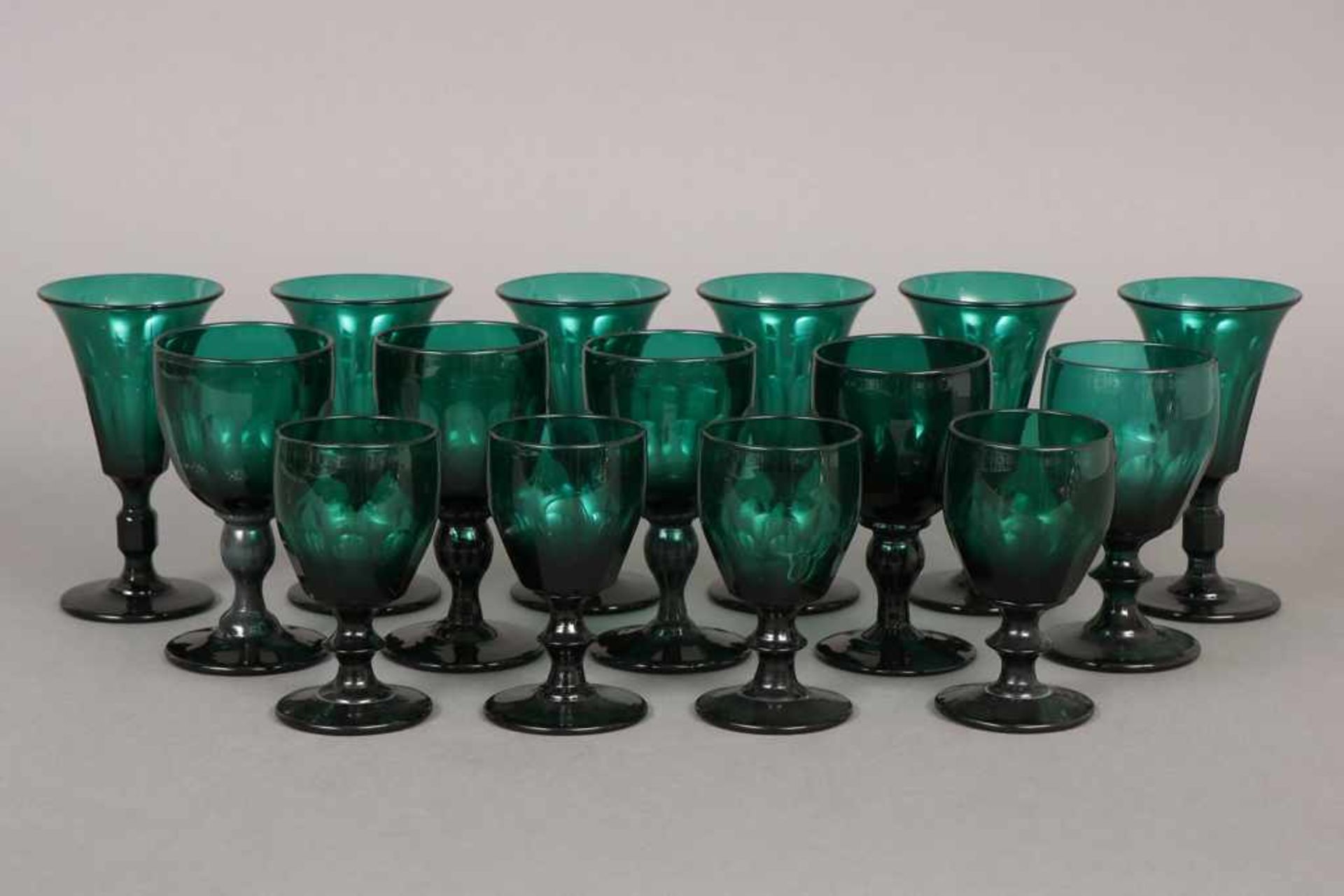 15 Biedermeier Weingläser 19. Jhdt., grünes Glas, unterschiedliche Formen und Größen, 4 Süßwein-,