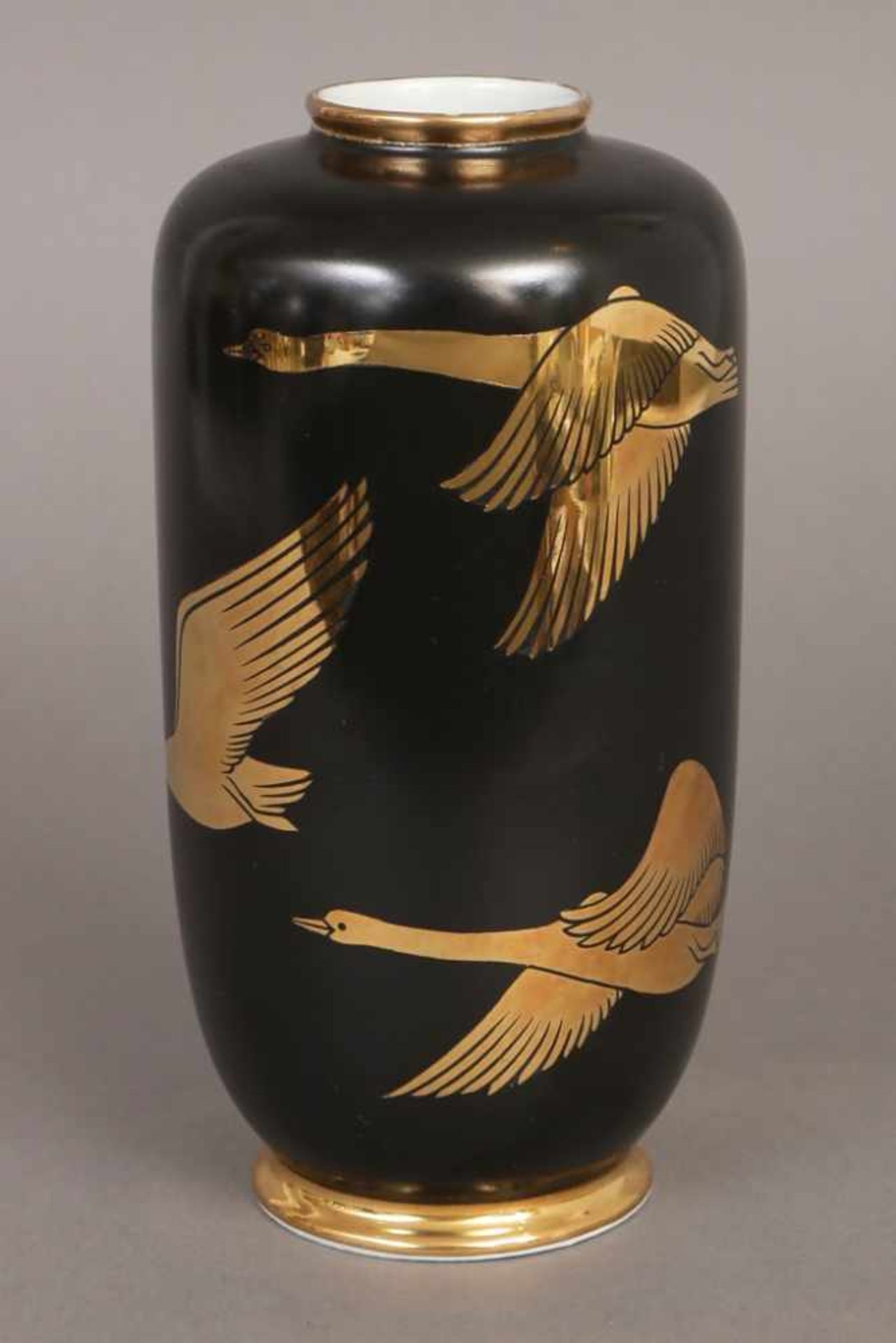 ROSENTHAL Porzellanvase um 1950, schwarz glasiert, mit goldenem Schwan-Dekor, zylindrische Korpus