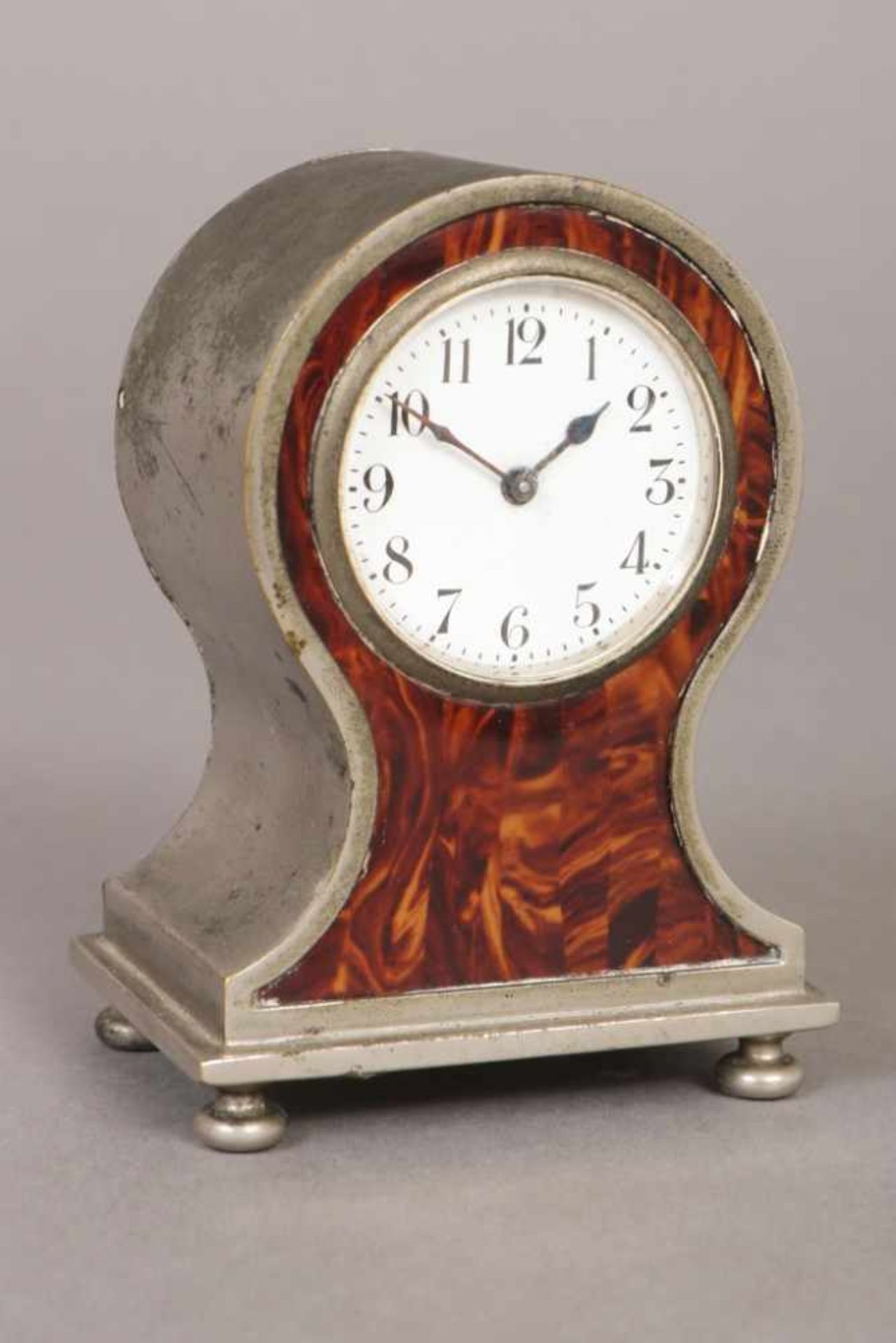 Kleine Tischuhr/Wecker in Form einer ¨Balloon clock¨ Metall, vernickelt, um 1900, schauseitig