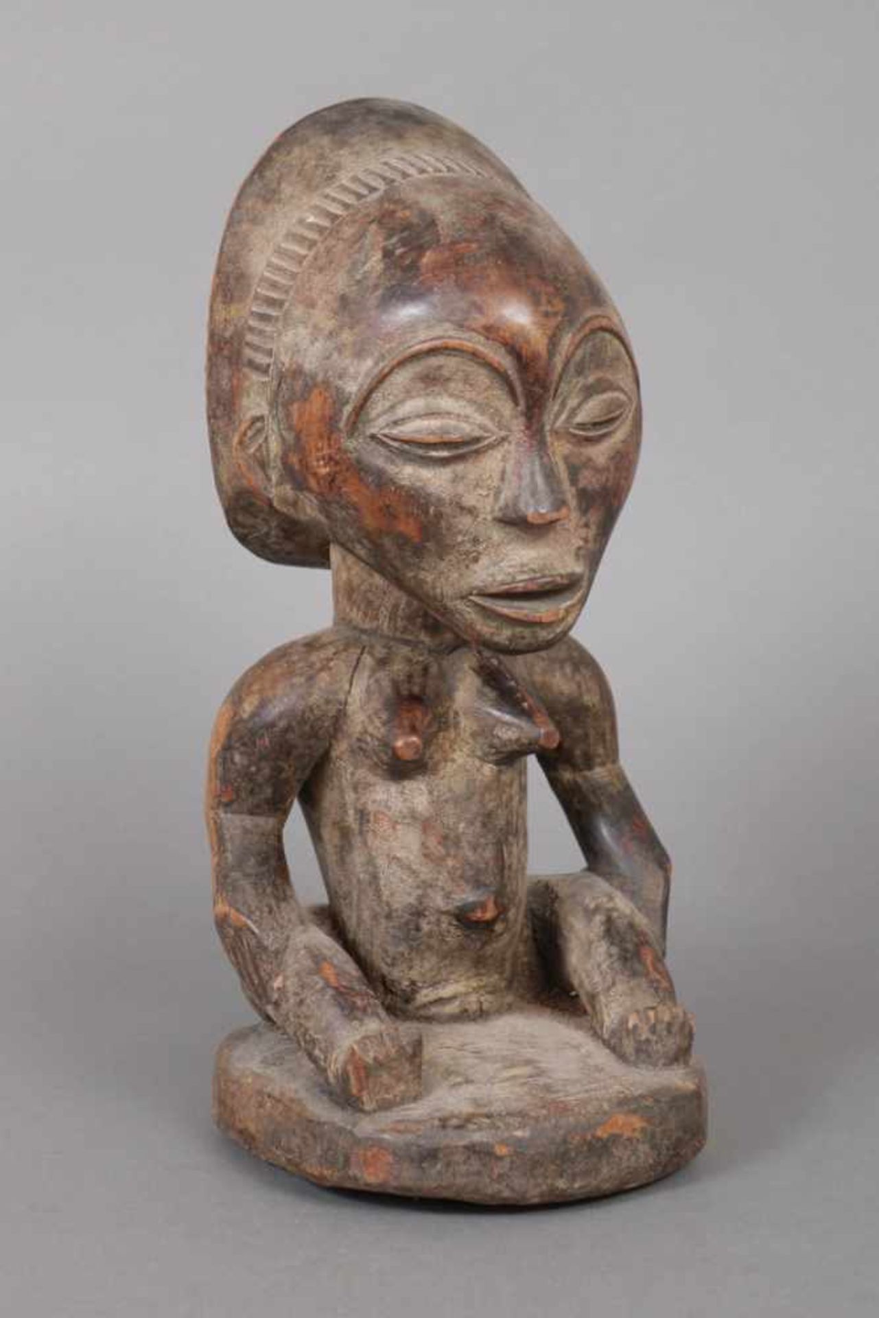 Afrikanische Ritualfigur Holz, geschnitzt, wohl Yonta, Nigeria, sitzende weibliche Figur mit