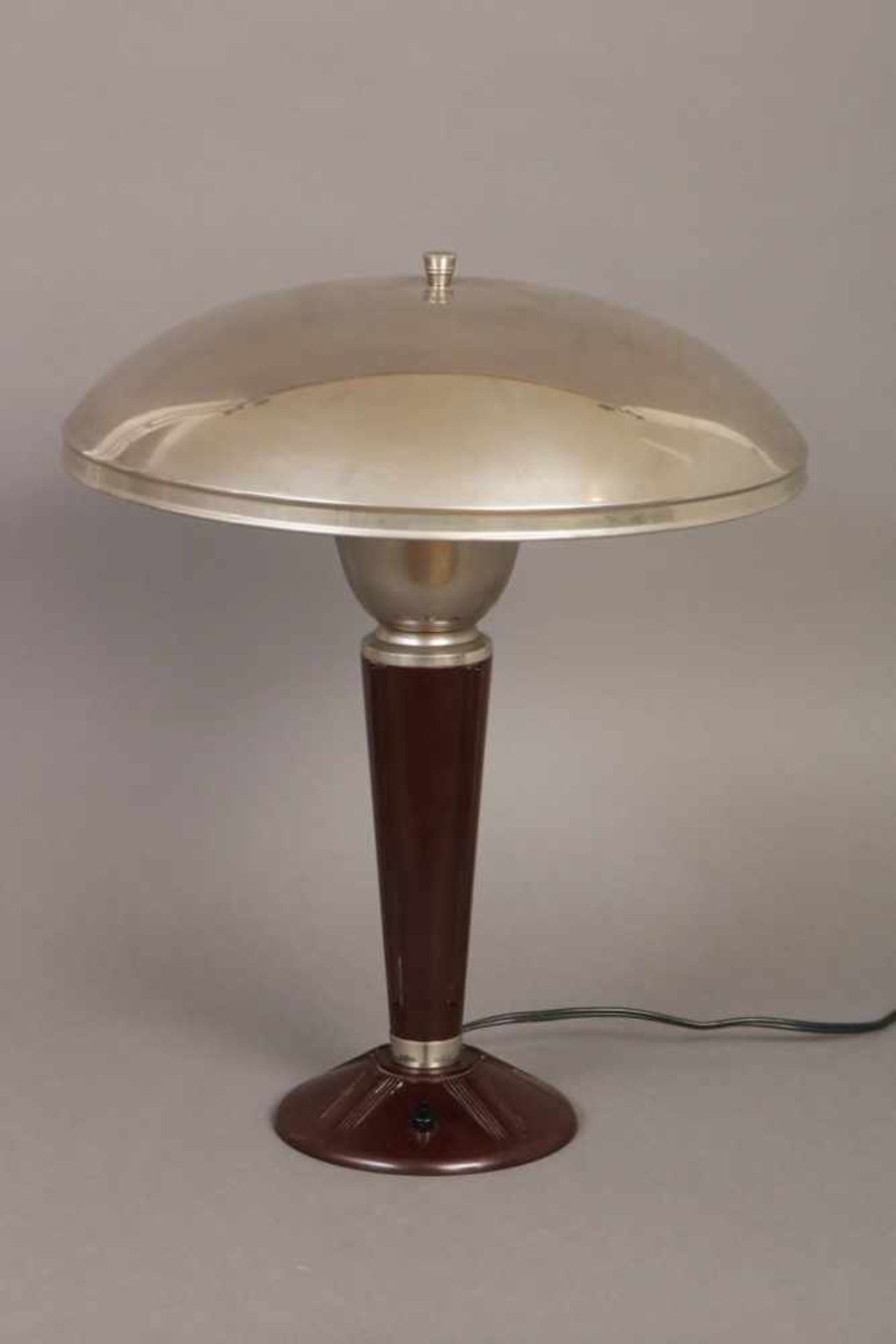Tisch-/Schreibtischlampe im Stile des Art Deco um 1930, pilzförmig mit verchromtem Kuppelschirm