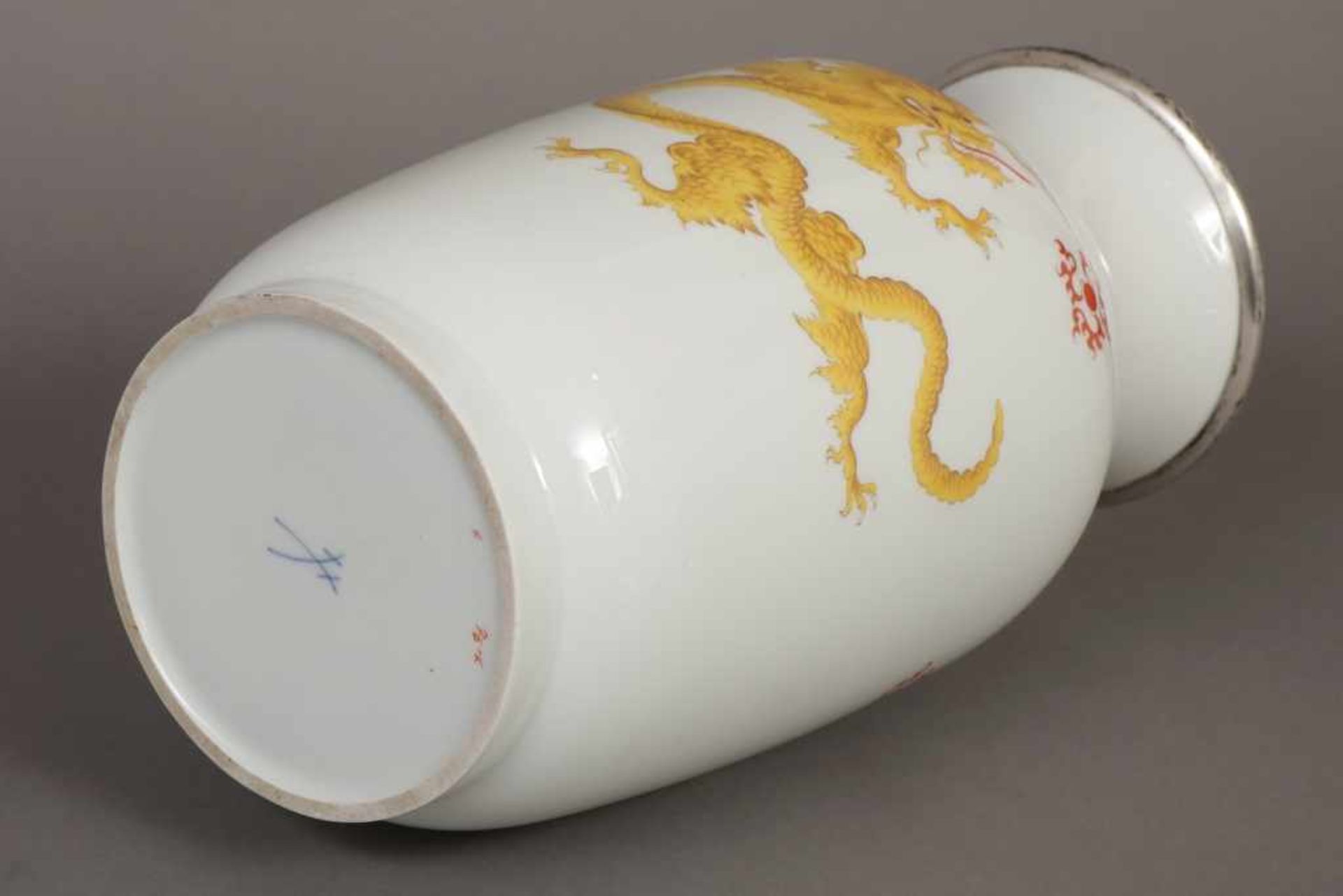 MEISSEN Vase Mitte 20. Jhdt., balusterförmiger Korpus mit gelbem Drachendekor und 835er Silber- - Bild 2 aus 2