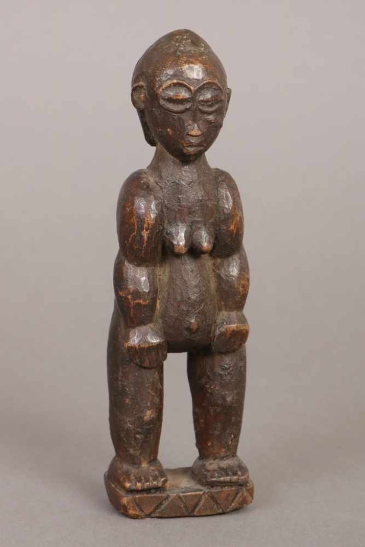 Afrikanische Ritual-/Ahnenfigur ¨Stehende weibliche Figur¨ Holz, geschnitzt und dunkel patiniert,