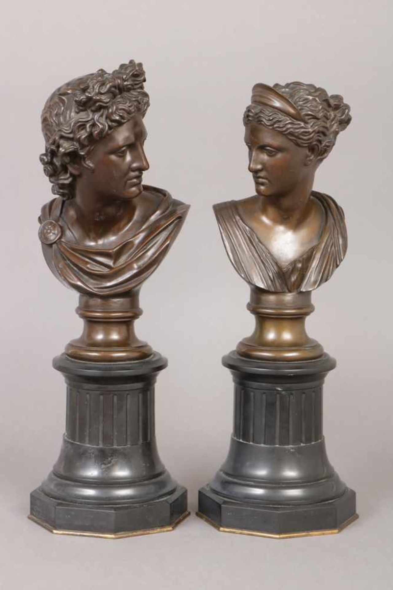 Paar Beisteller ¨Büsten antiker Figuren¨ Bronze und Marmor, Frankreich, spätes 19. Jhdt., Büsten auf