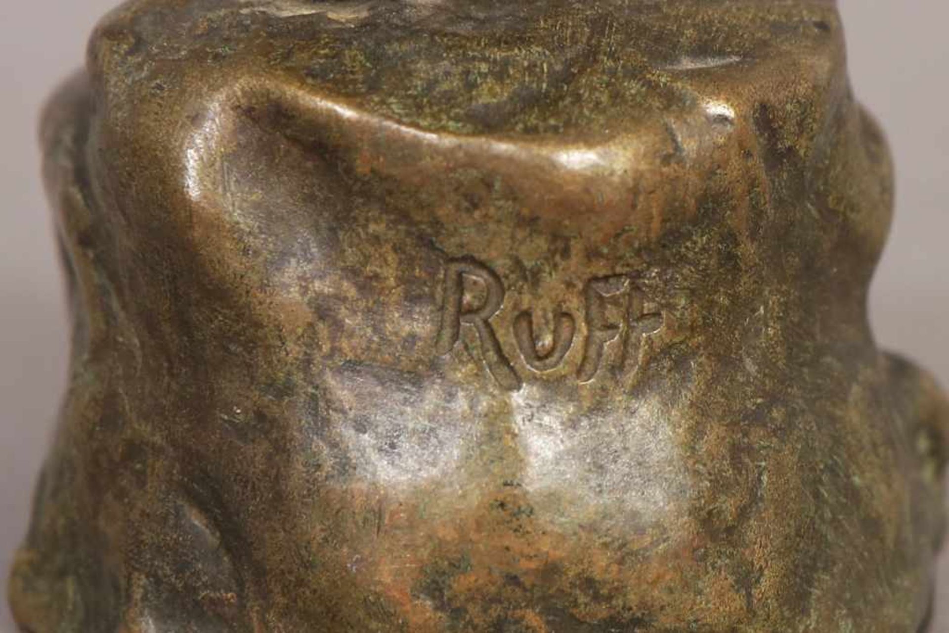 ANDOR RUFF (1885-1951) Bronzefigur ¨Wasserträgerin¨ auf Sockel signiert ¨Ruff¨, H 16,5cm - Image 3 of 3