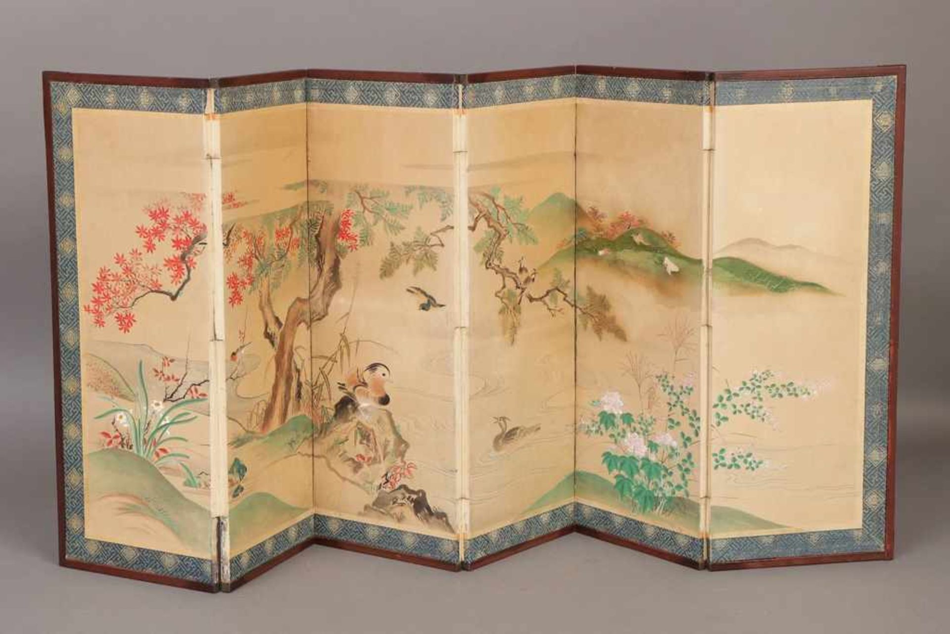 Japanischer Stellschirm Tusche auf Papier, ¨Vögel am Flußufer¨, Seidenumrandung, 6-flügeliger
