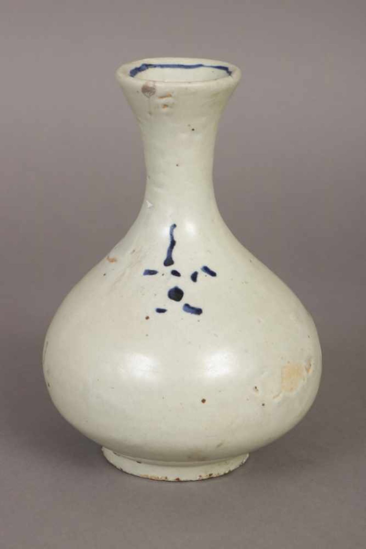 Asiatische Porzellanvase wohl Korea, 19. Jhdt., bauchiger Korpus auf kurzem Standring,