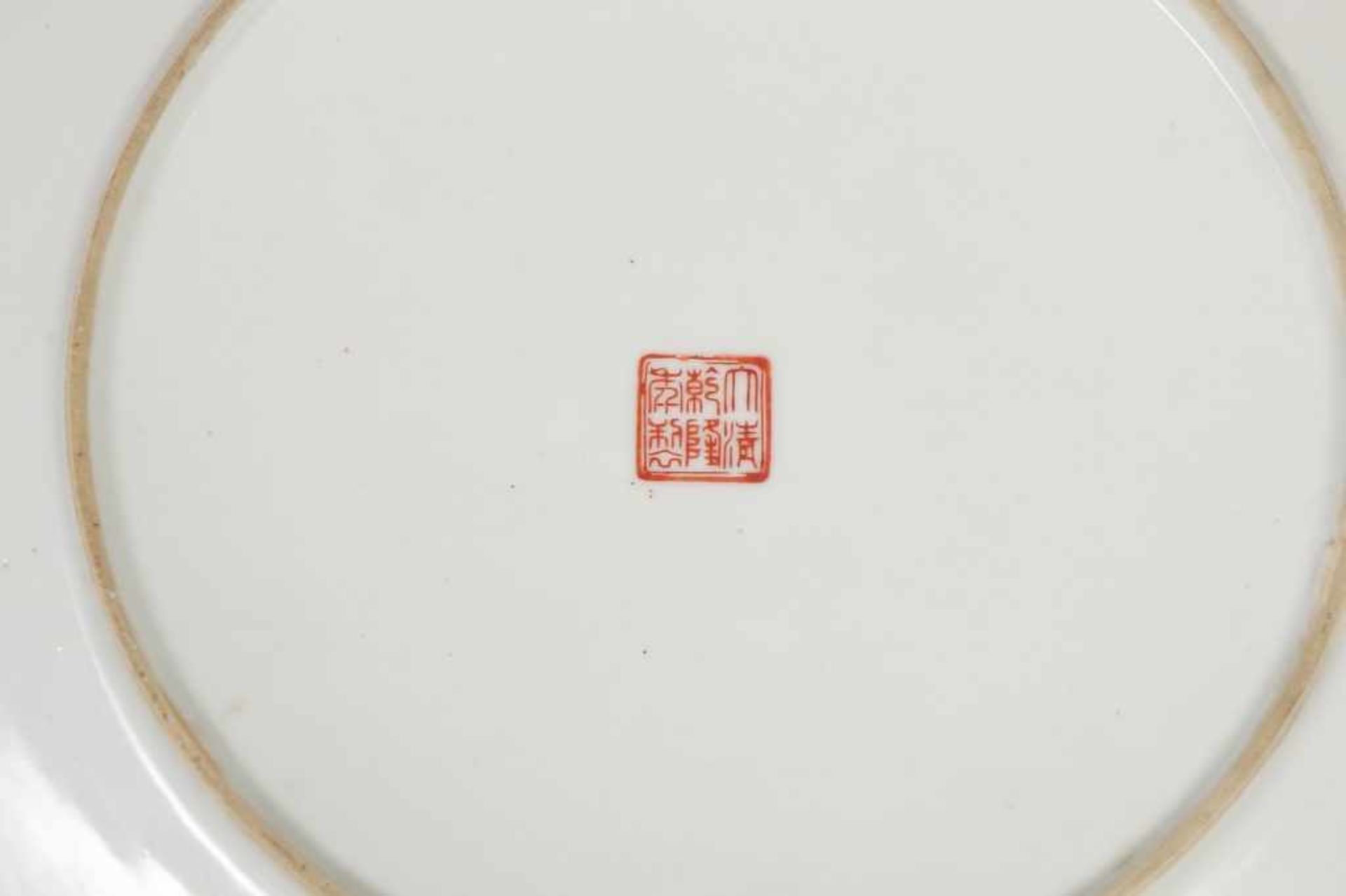 Chinesischer Porzellanteller Spiegel mit mythologischer Darstellung ¨Floßfahrt¨, Goldstaffage, Fahne - Bild 2 aus 2