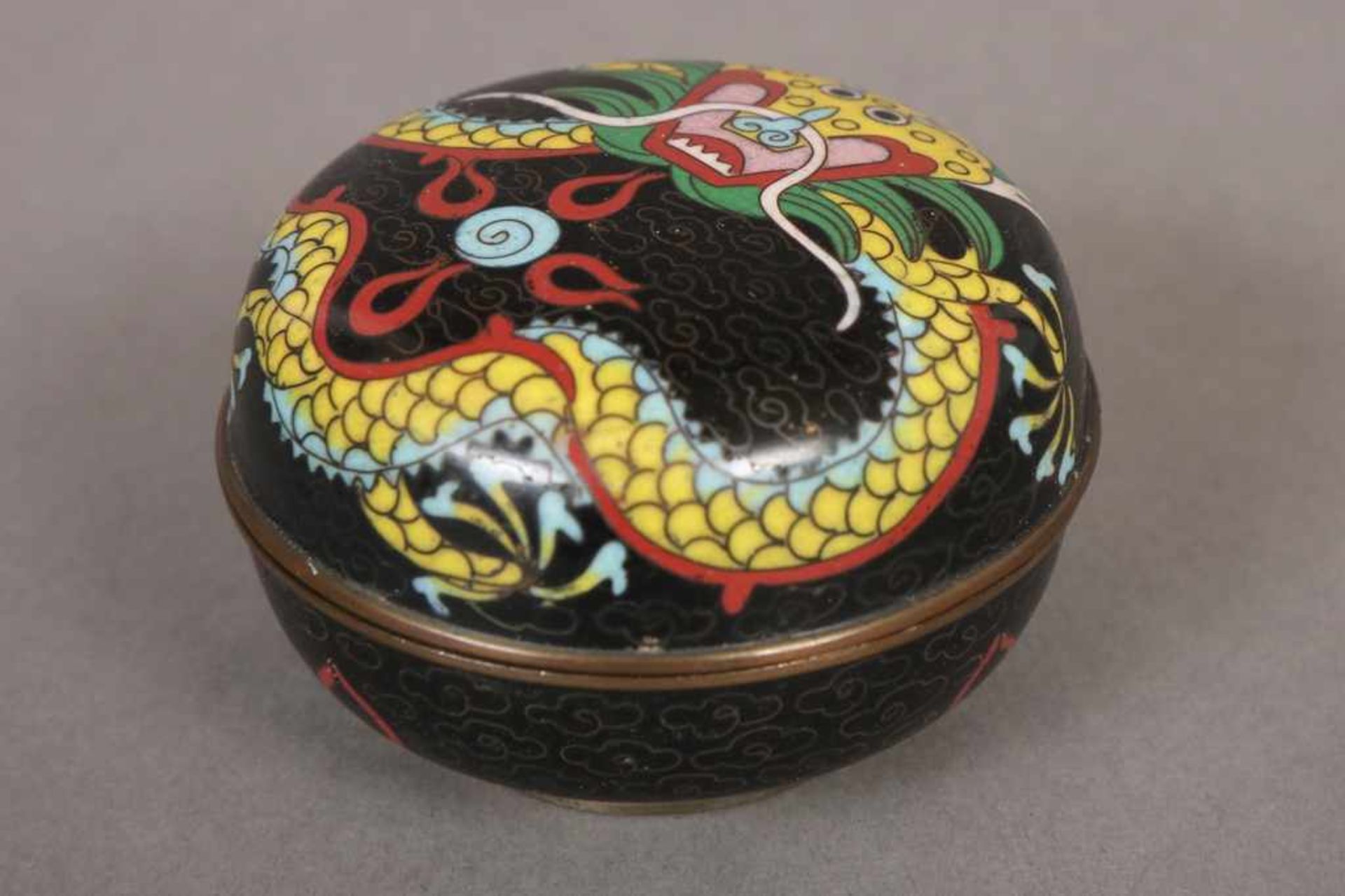 Kleine Cloisonné-Dose wohl China, um 1900, Savonette-Form, polychromes Drachendekor auf schwarzem - Image 2 of 2