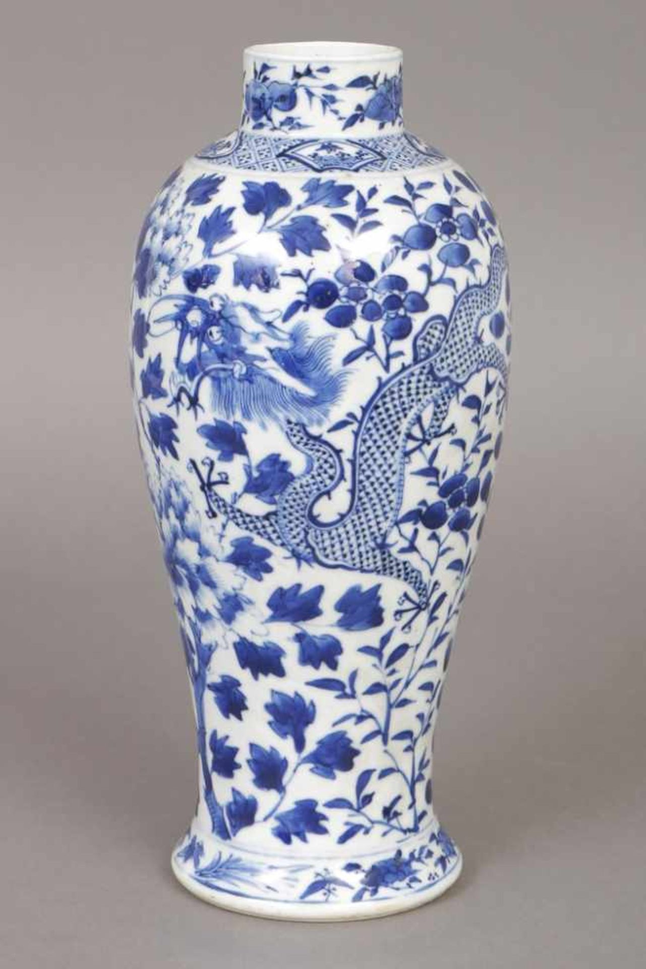 Chinesische Meiping-Vase Porzellan, hell glasiert, mit Drachen-, Päonien- und Blätterdekor in