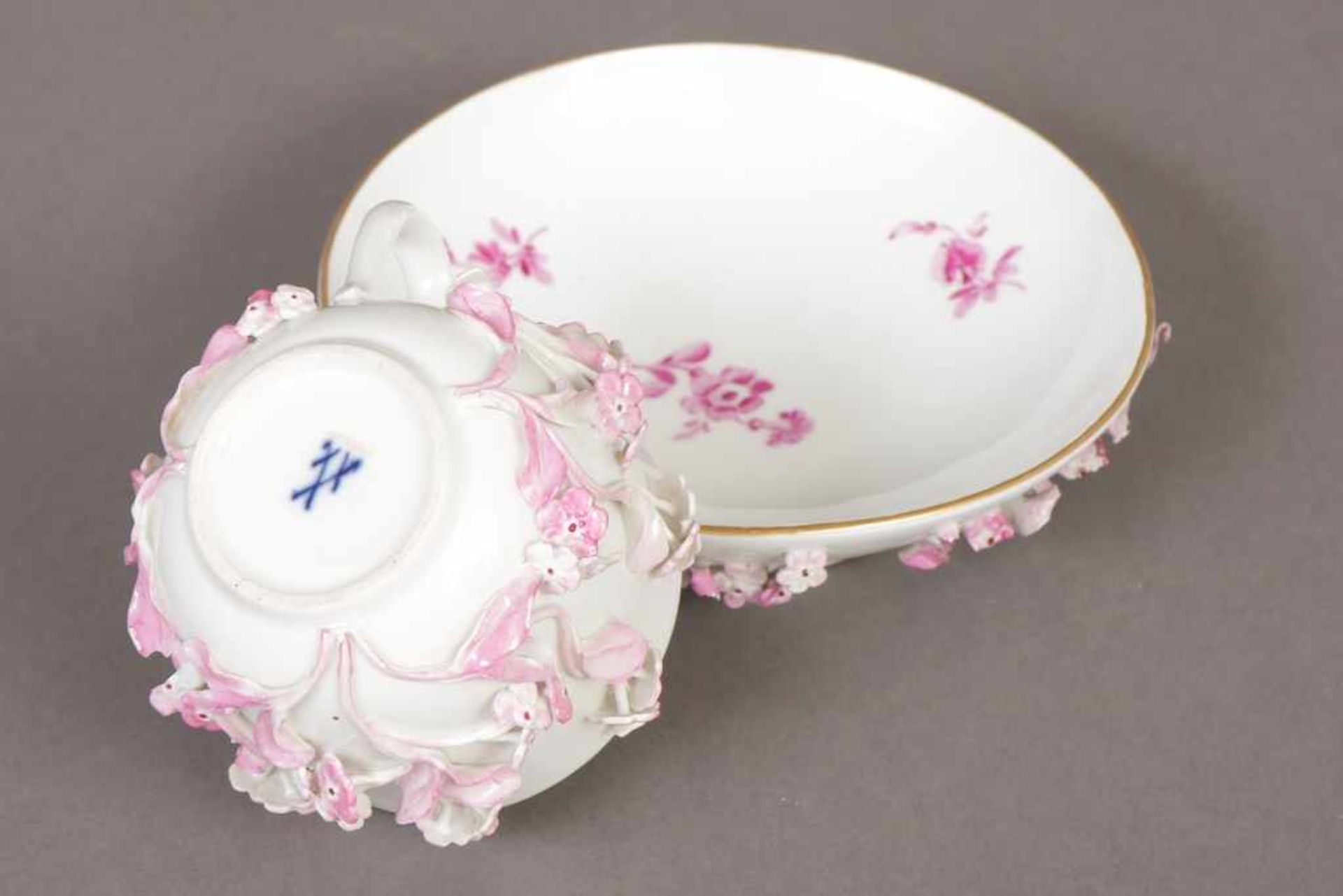 MEISSEN Ziertasse mit Untertasse um 1900 (Knaufzeit), plastisches Blütendekor, purpur- und - Bild 2 aus 2