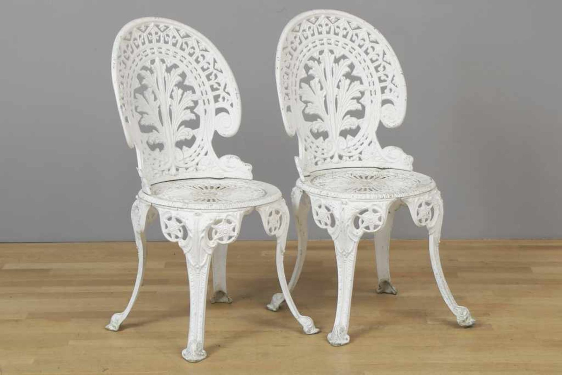 Paar Gartenstühle im viktorianischen Stil Metallguss, weiß lackiert, Medaillonrücken und runde