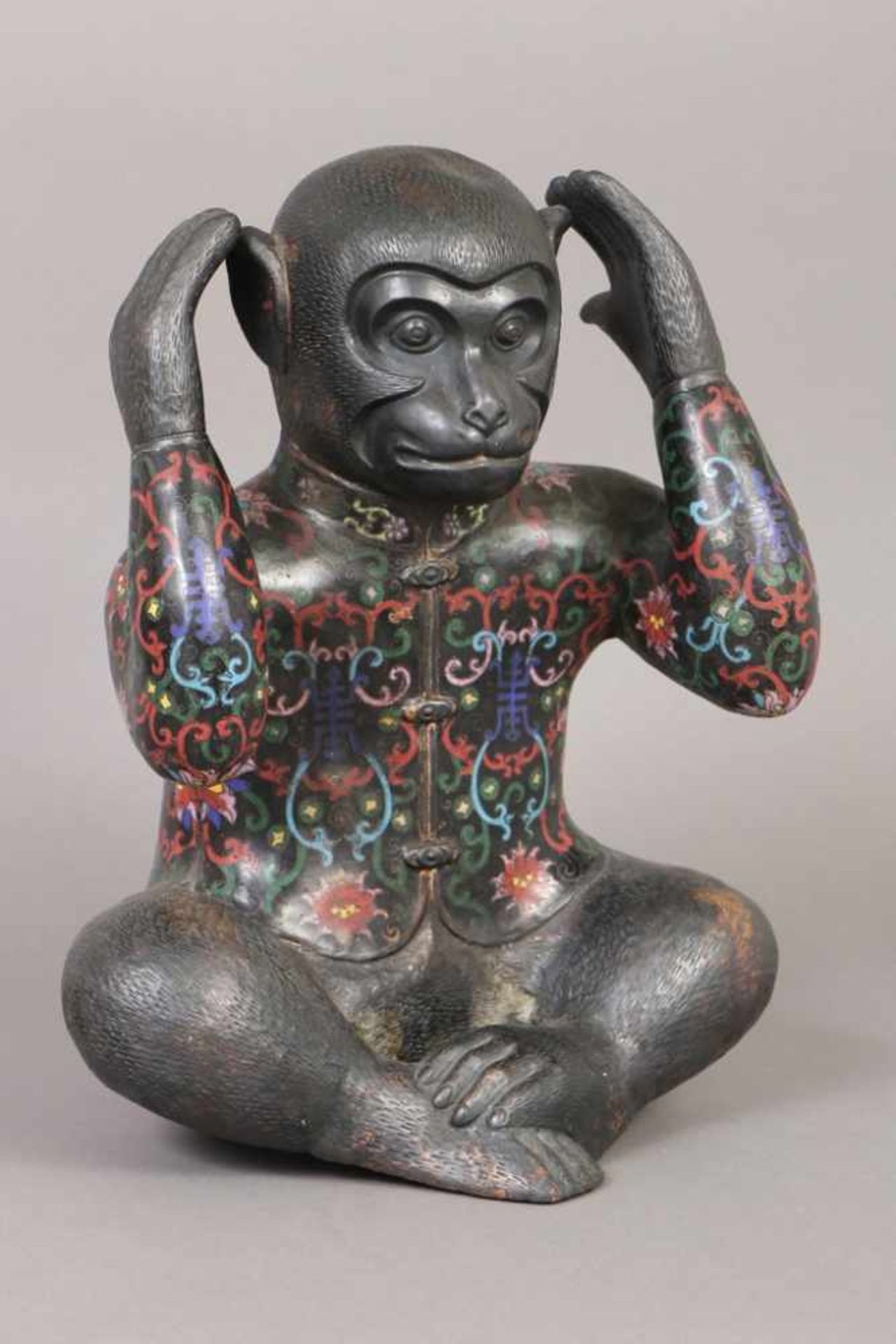 Bronzefigur ¨Affe¨ (nicht hörend) dunkel patiniert, wohl China, 1. Hälfte 20. Jhdt., mit polychromen