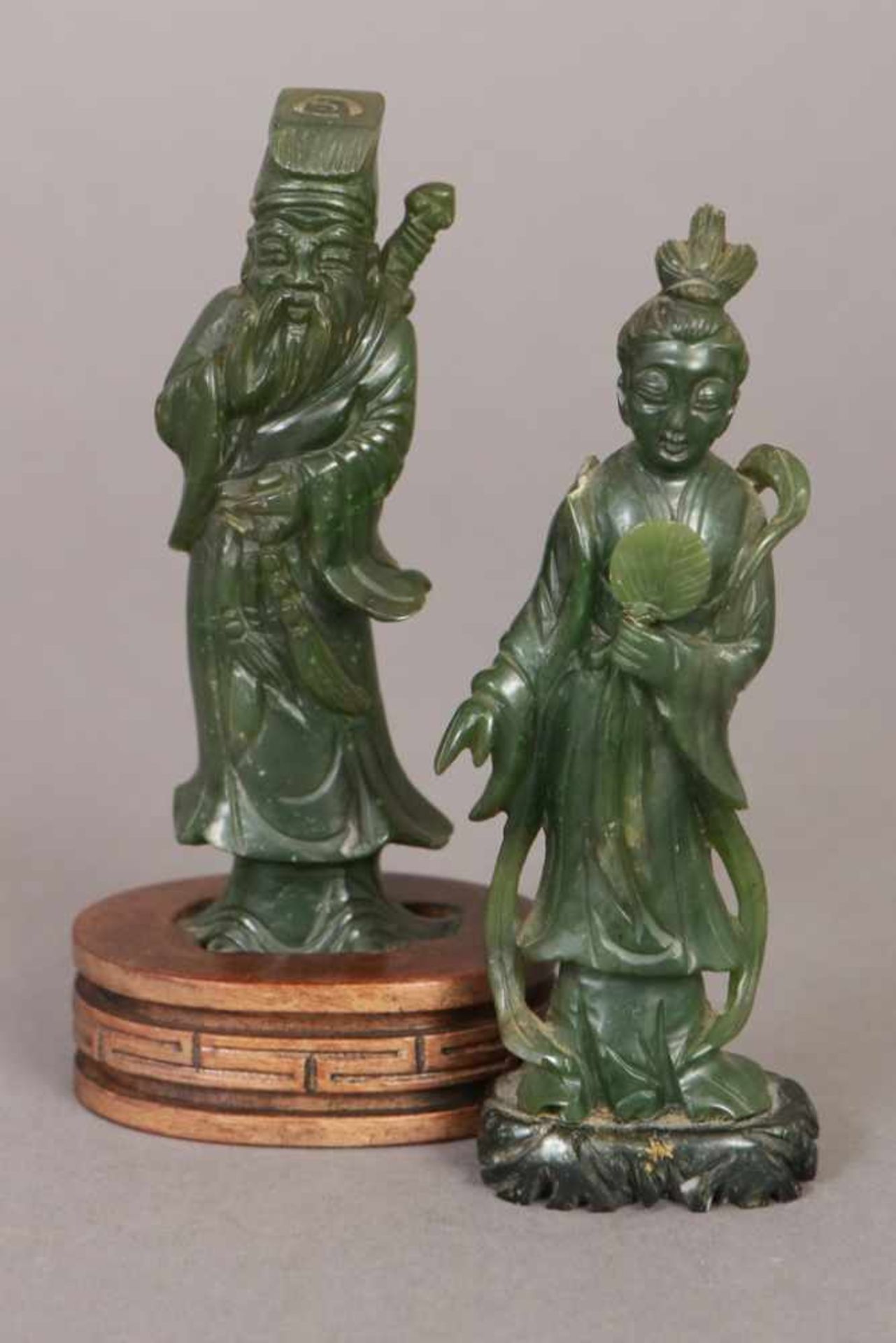 Paar chinesische Jade-Figuren ¨Dame mit Fächer¨ und ¨Gelehrter mit Schwert¨ (auf ovalem