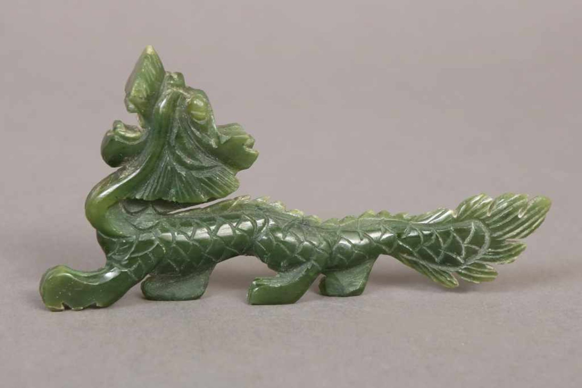 Jade-Schnitzerei ¨Drachenfigur¨ (vollplastisch), L ca. 10,5cm, leicht bestoßen