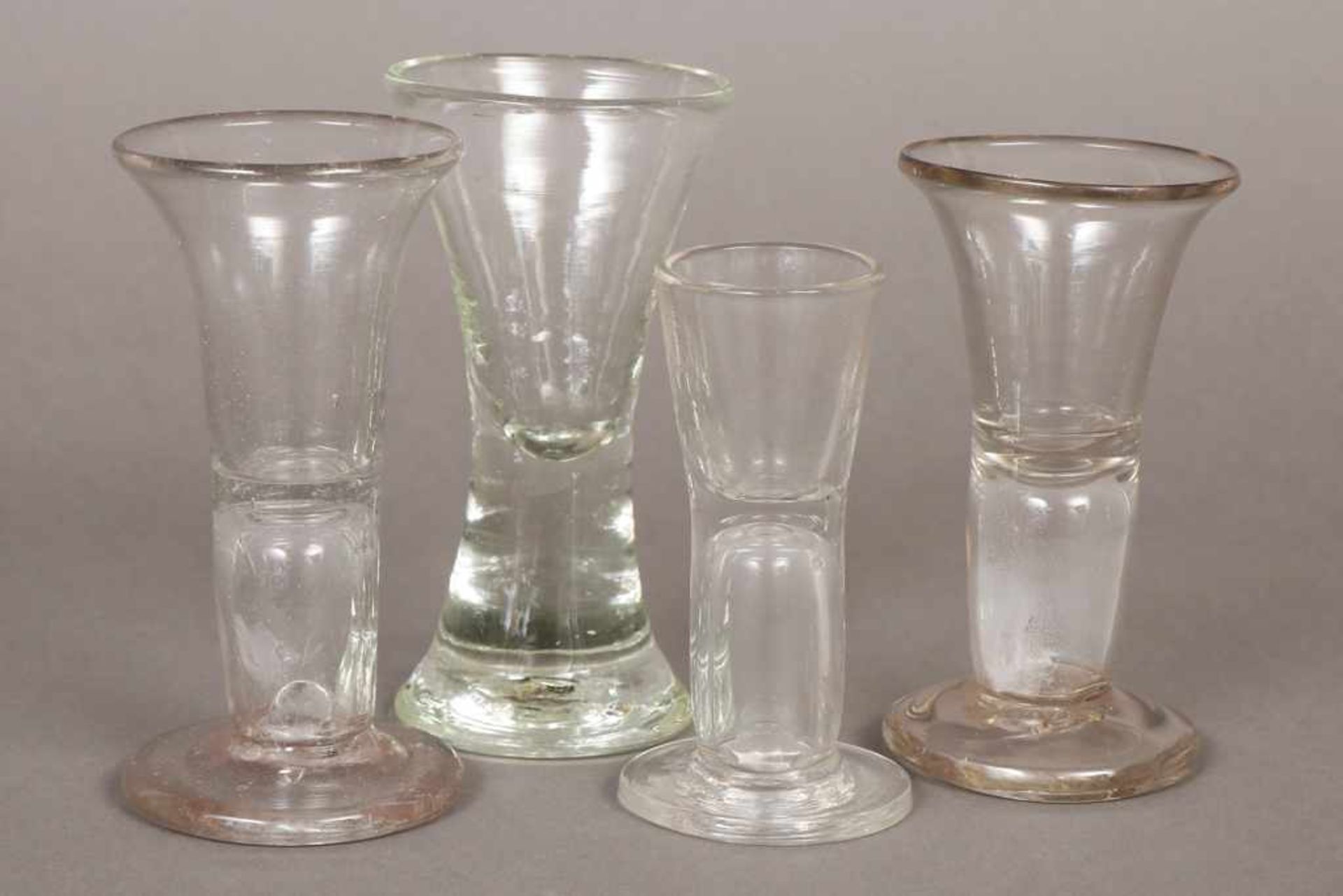 4 Biedermeier Kutschergläser des 19. Jhdts. farbloses Glas, diverse Formen und Größen (H ca. 10-