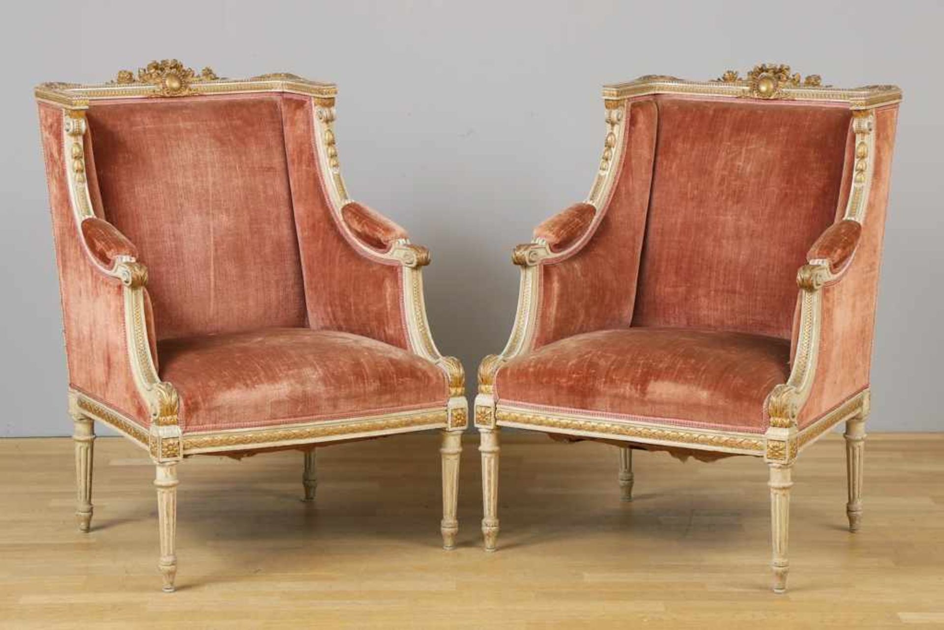 Paar Bergeren im Stile Louis XVI. Frankreich, 19. Jhdt., hell gefasster und vergoldeter Rahmen mit
