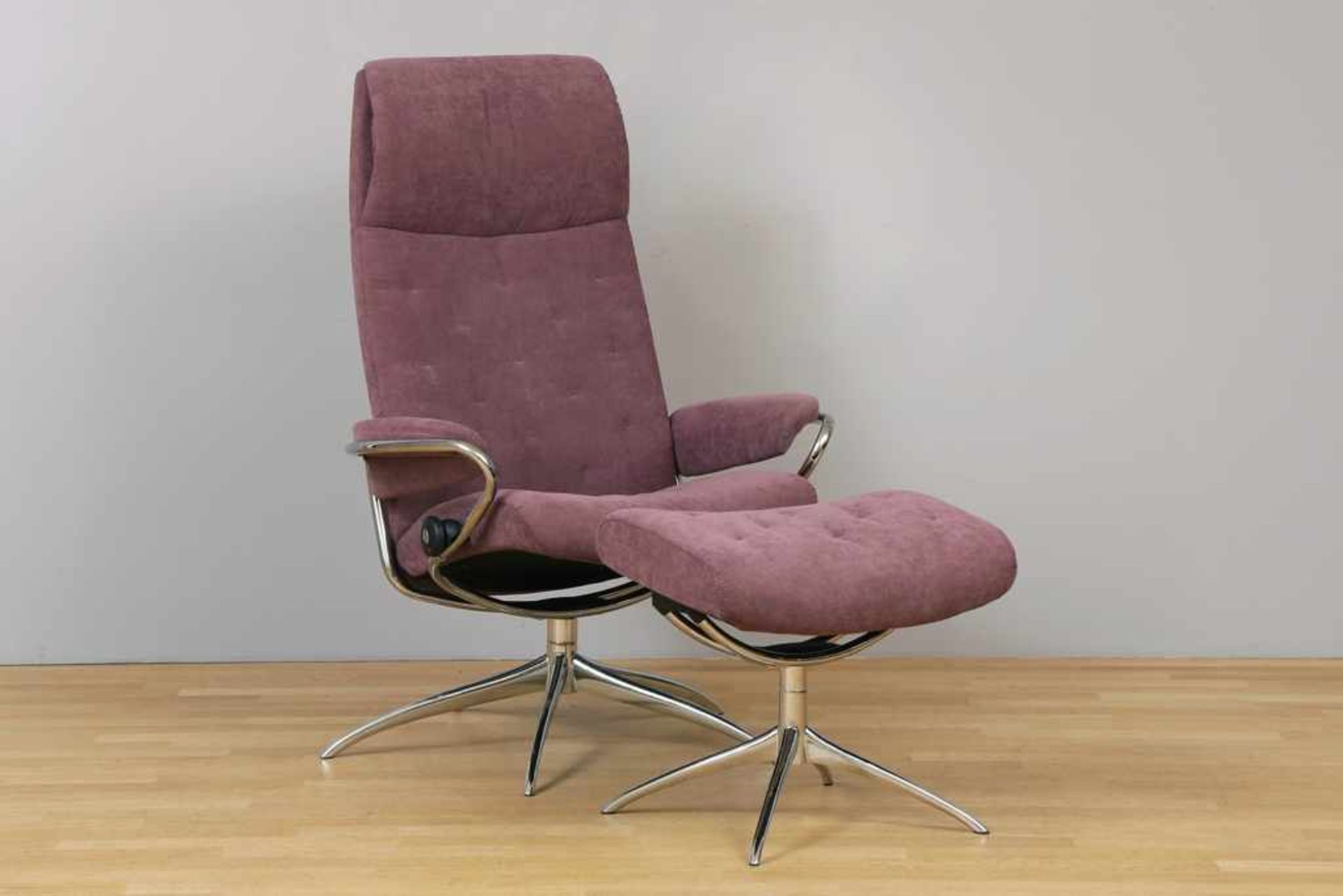 Armlehnstuhl mit Fußhocker ¨Stressless¨ violetter Velourbezug, 5-strahliger Stand (verchromt),