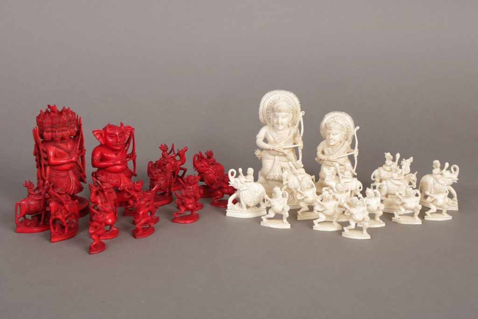 Schachfiguren ¨Hinduistische Gottheiten¨ (Ravana, Rama u.a.) Figuren Bein, geschnitzt, teilweise rot - Image 2 of 3
