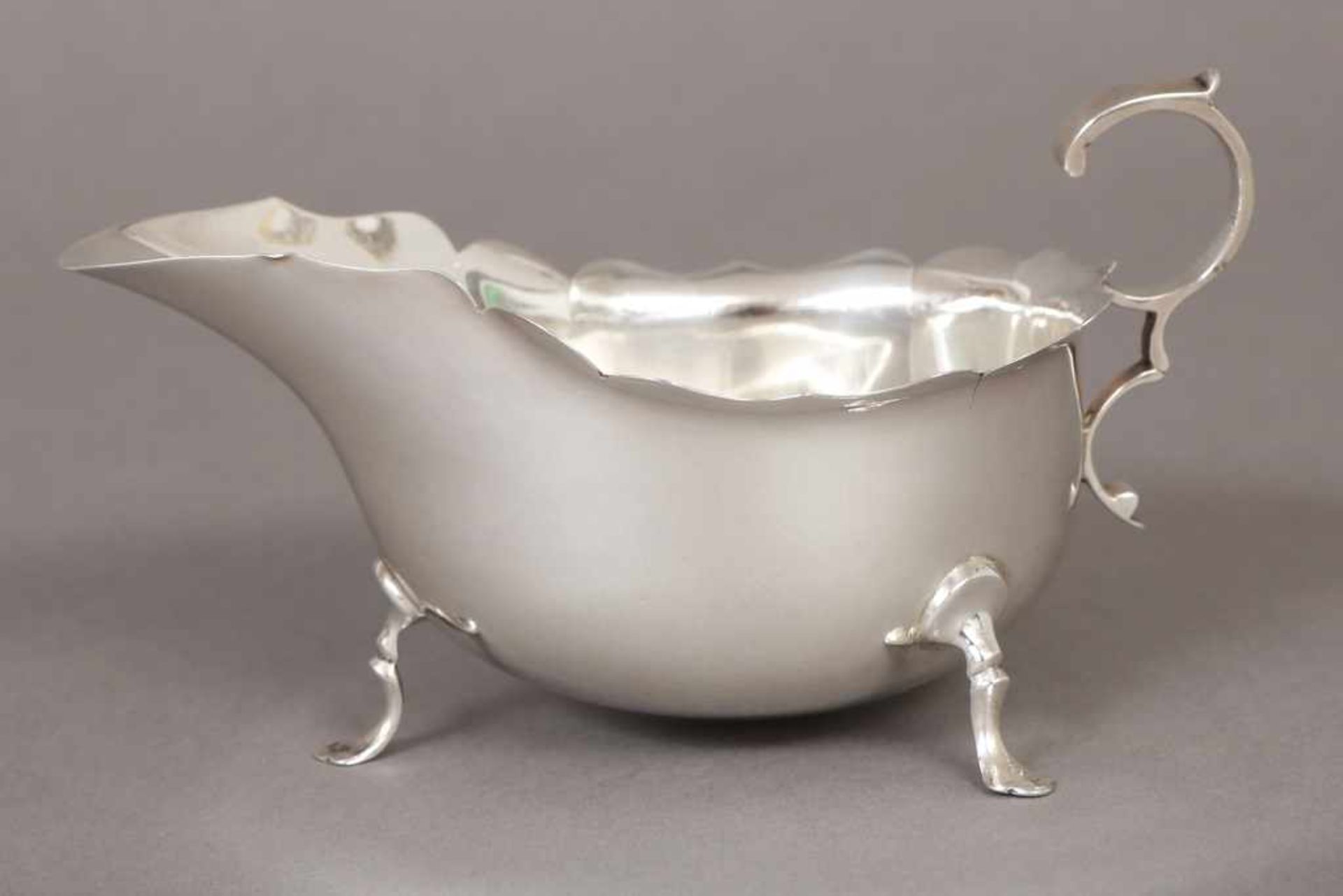 Silber-Sauciere Sterling Silber, Sheffield, 1913, Schiffchenform auf 3 Füßen mit gewelltem Rand