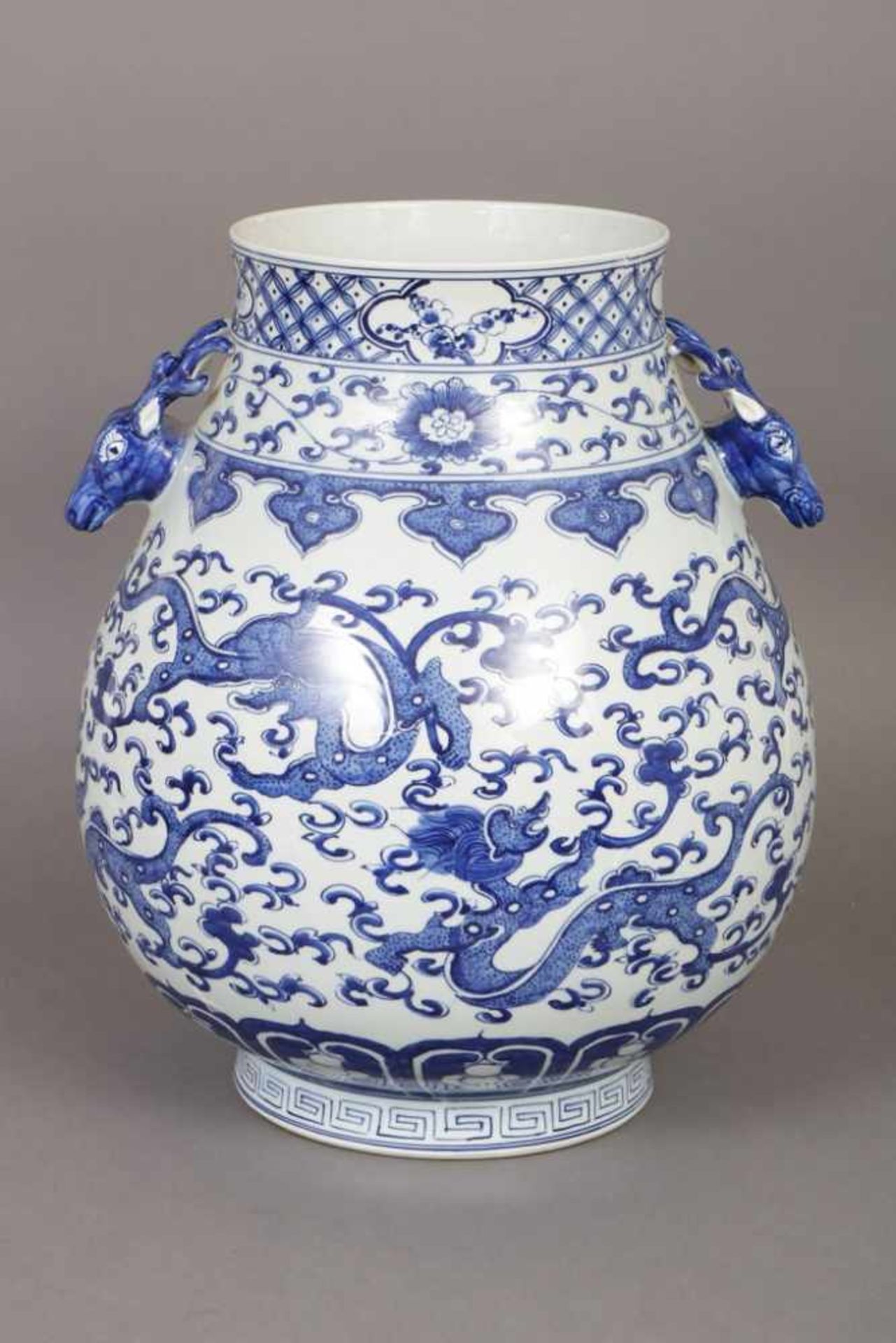 Große chinesische Vase Porzellan, bauchiger Korpus, auf der Schulter 2 seitliche Handhaben in Form