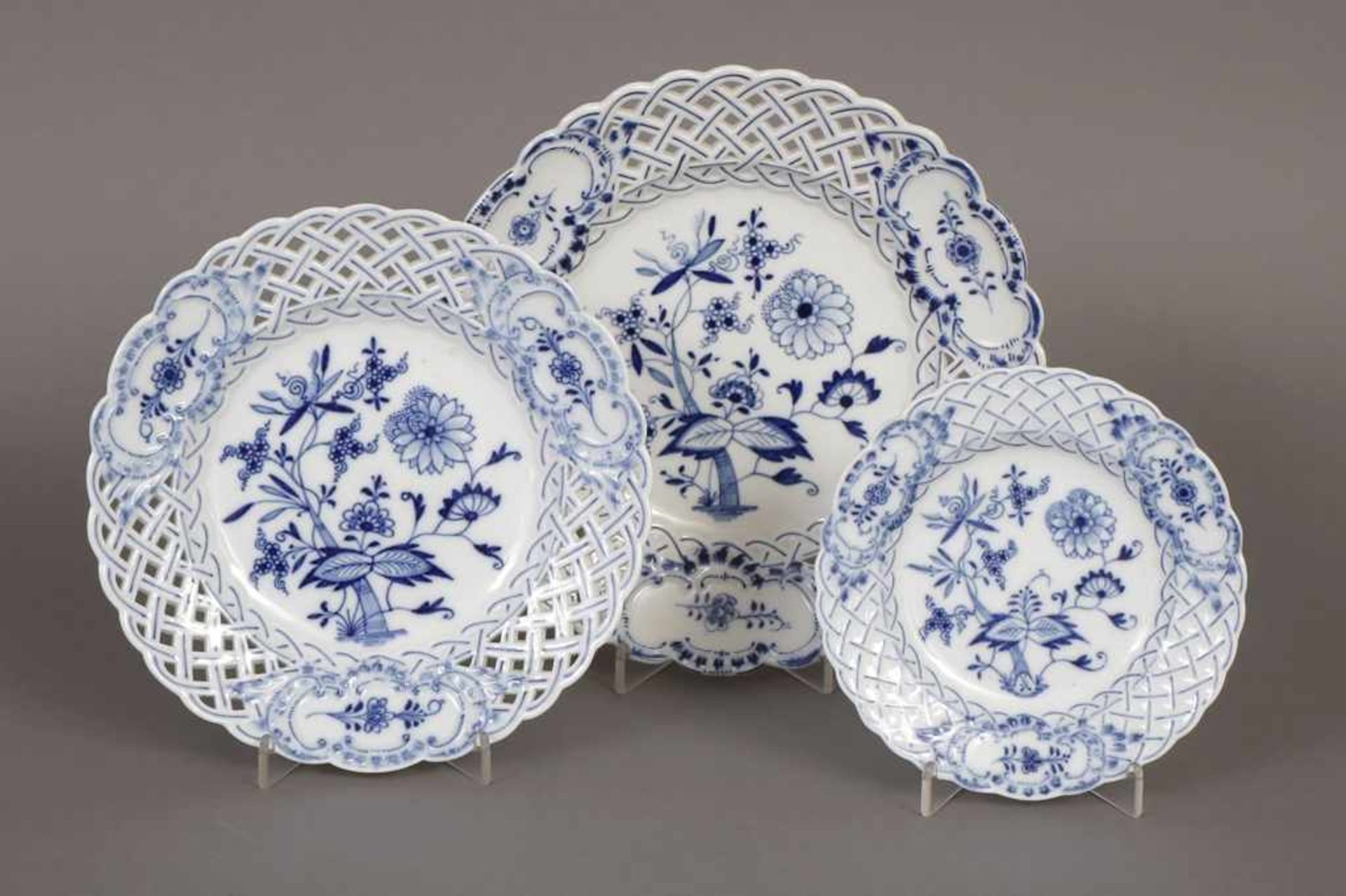 3 MEISSEN Gitterteller diverse Epochen, unterglasurblaues ¨Zwiebelmuster¨-Dekor, Schwertermarke, D