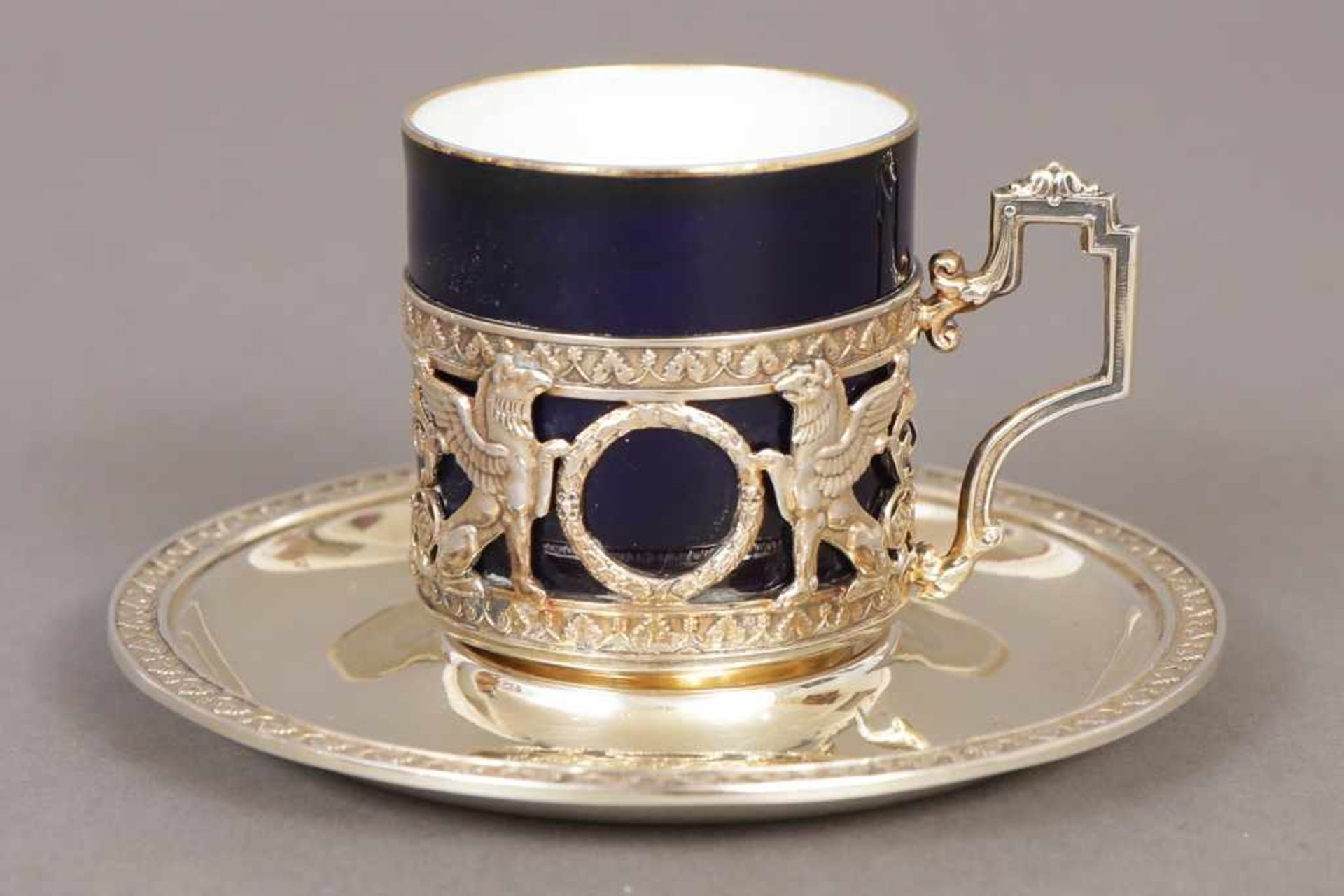 Mokkatasse mit Untertasse Porzellan und 800er Silber-Tassenhalter (Deutsch, um 1900, Empire-Form),