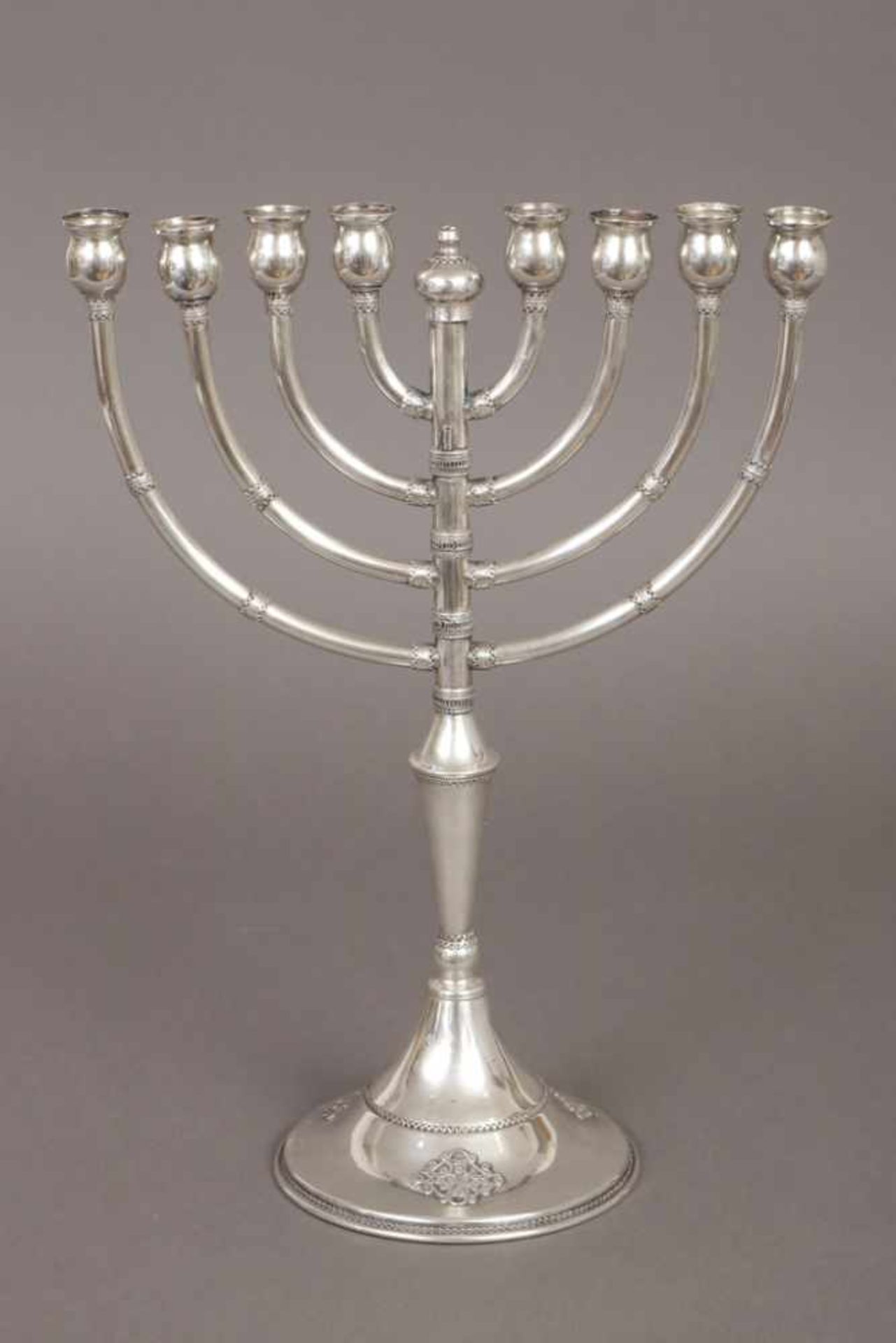 Chanukka-Leuchter 925er Silber, wohl Israel, 2. Hälfte 20. Jhdt., 8-armig, auf gedrehtem Rundfuß,