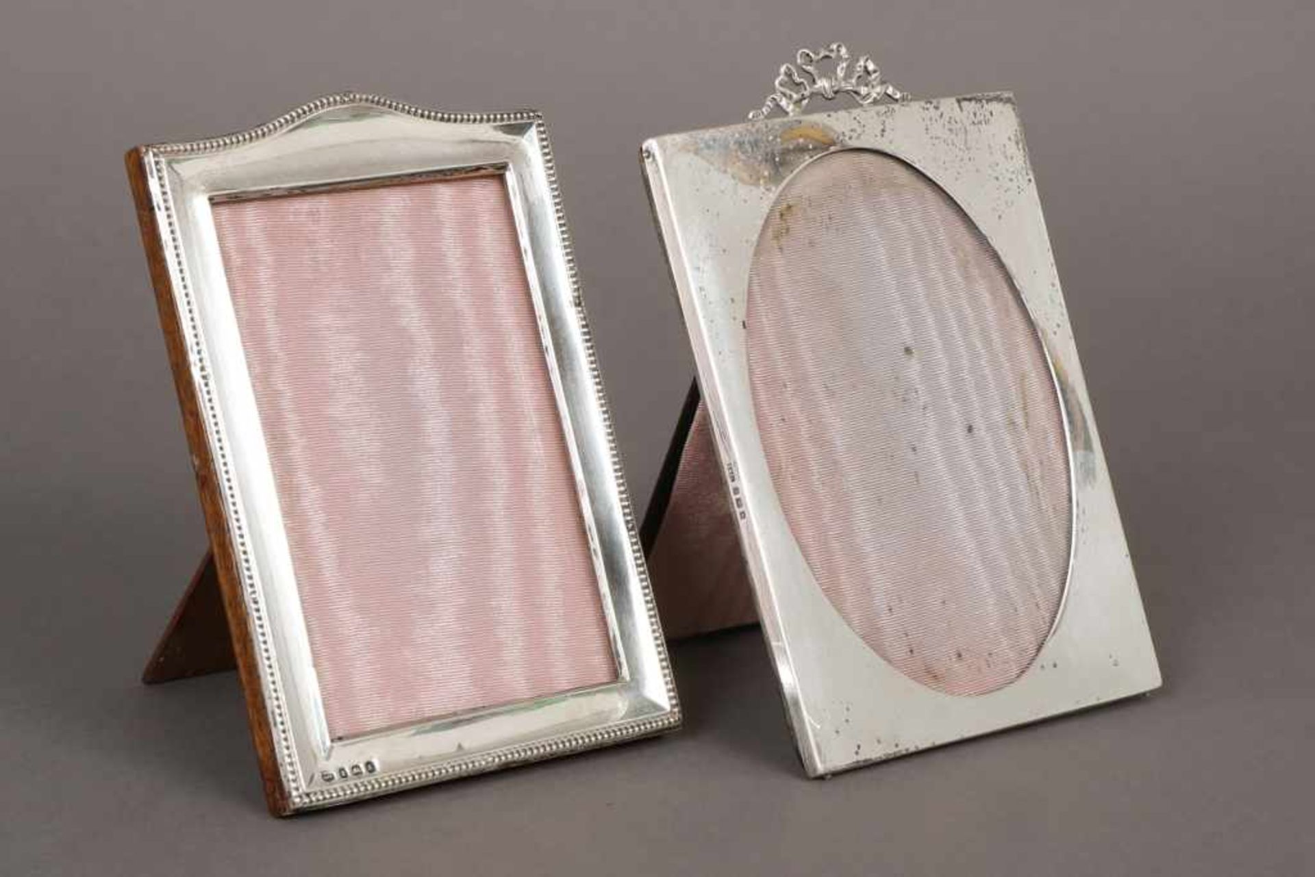 Zwei Silber-Fotorahmen Sterling Silber, England, um 1920, 1x Perldekor, 1x Schleifenstaffage, ca.