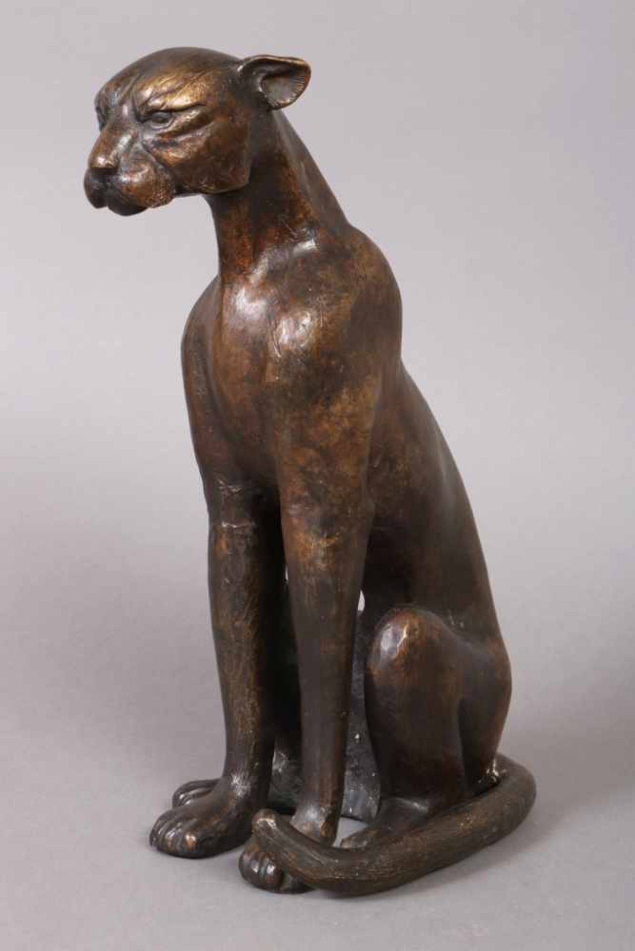 Bronzefigur ¨Sitzender Puma¨ unbekannter Künstler des 20. Jhdts., dunkel patiniert, H ca. 37cm