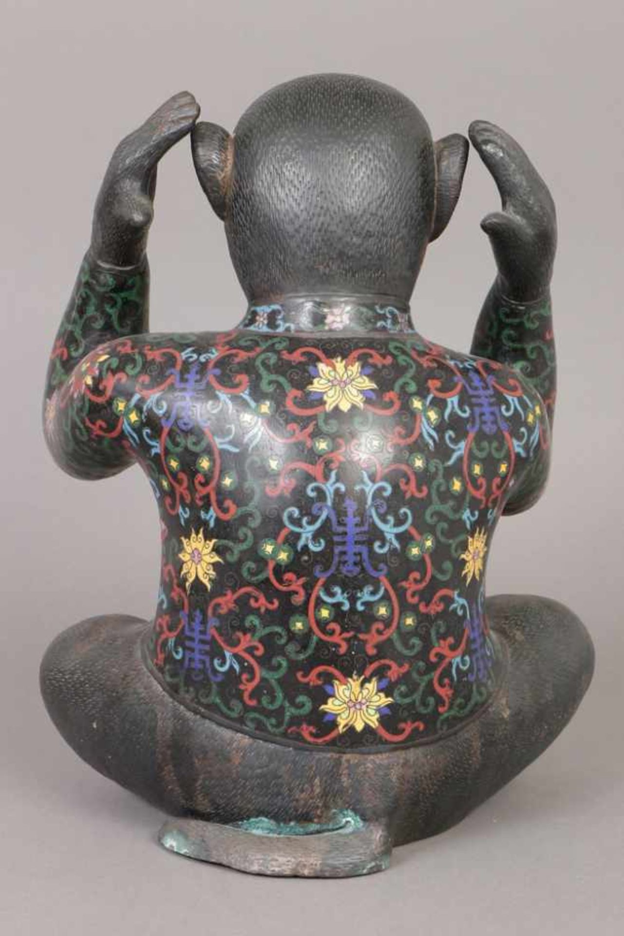 Bronzefigur ¨Affe¨ (nicht hörend) dunkel patiniert, wohl China, 1. Hälfte 20. Jhdt., mit polychromen - Bild 2 aus 2