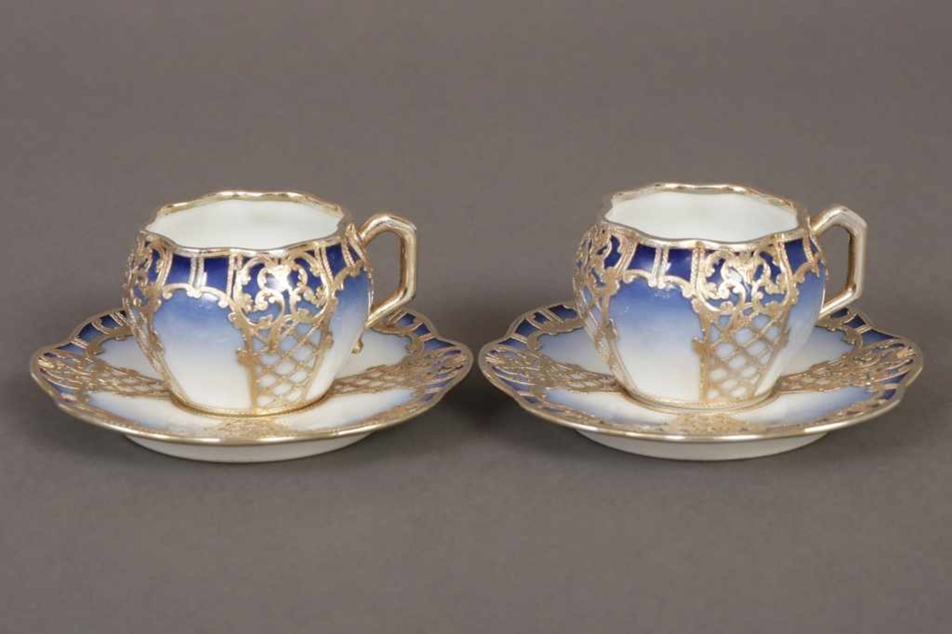 Paar Mokkatassen mit Untertassen um 1900, passige Form mit rocaillierter Silver-Overlay, blau
