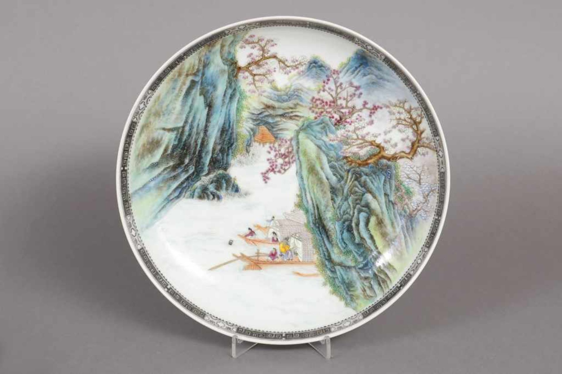 Chinesischer Teller Porzellan, Republik-Zeit (1912-1949), polychrome, vielfigurige Darstellung einer
