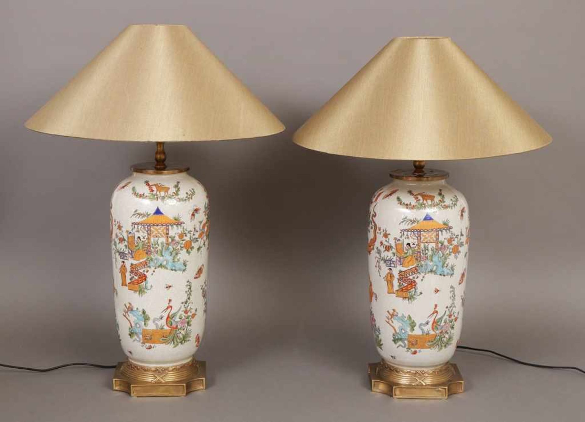Paar Tischlampen à la chinoise Vasen-Fuß (Porzellan), mit polychromer asiatischer Landschafts- und