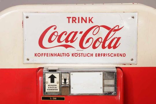Vendo Getrankeautomat Coca Cola Um 1950 60 Rot Weiss Lackierter Kuhlschrank Mit Munzeinwurf Und